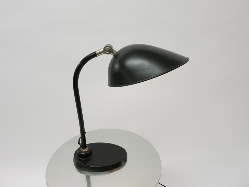 Black Enameled Metal Table Lamp with Articulating Shade, USA Circa 1940 For Sale 1