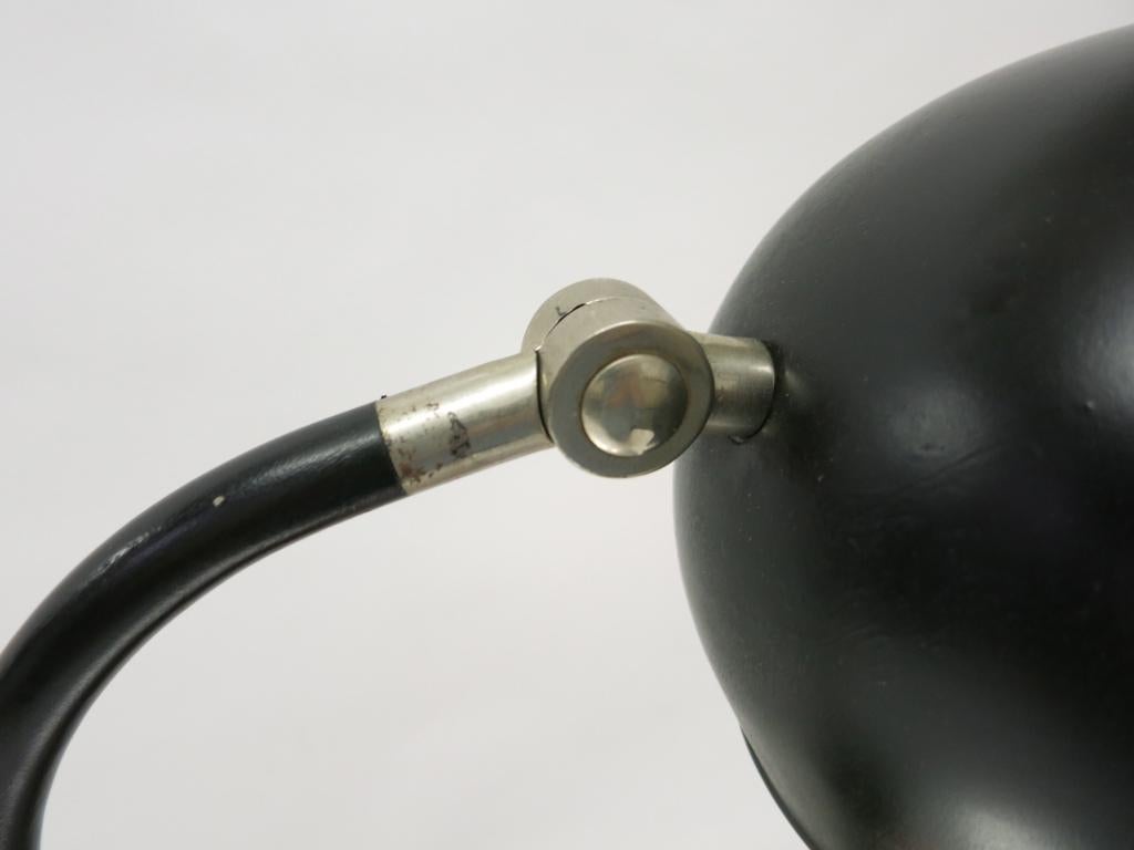 Black Enameled Metal Table Lamp with Articulating Shade, USA Circa 1940 For Sale 2