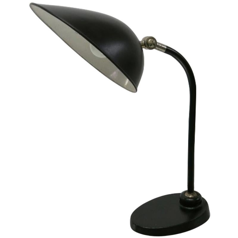 Lampe de bureau en métal émaillé noir avec abat-jour articulé, États-Unis, circa 1940