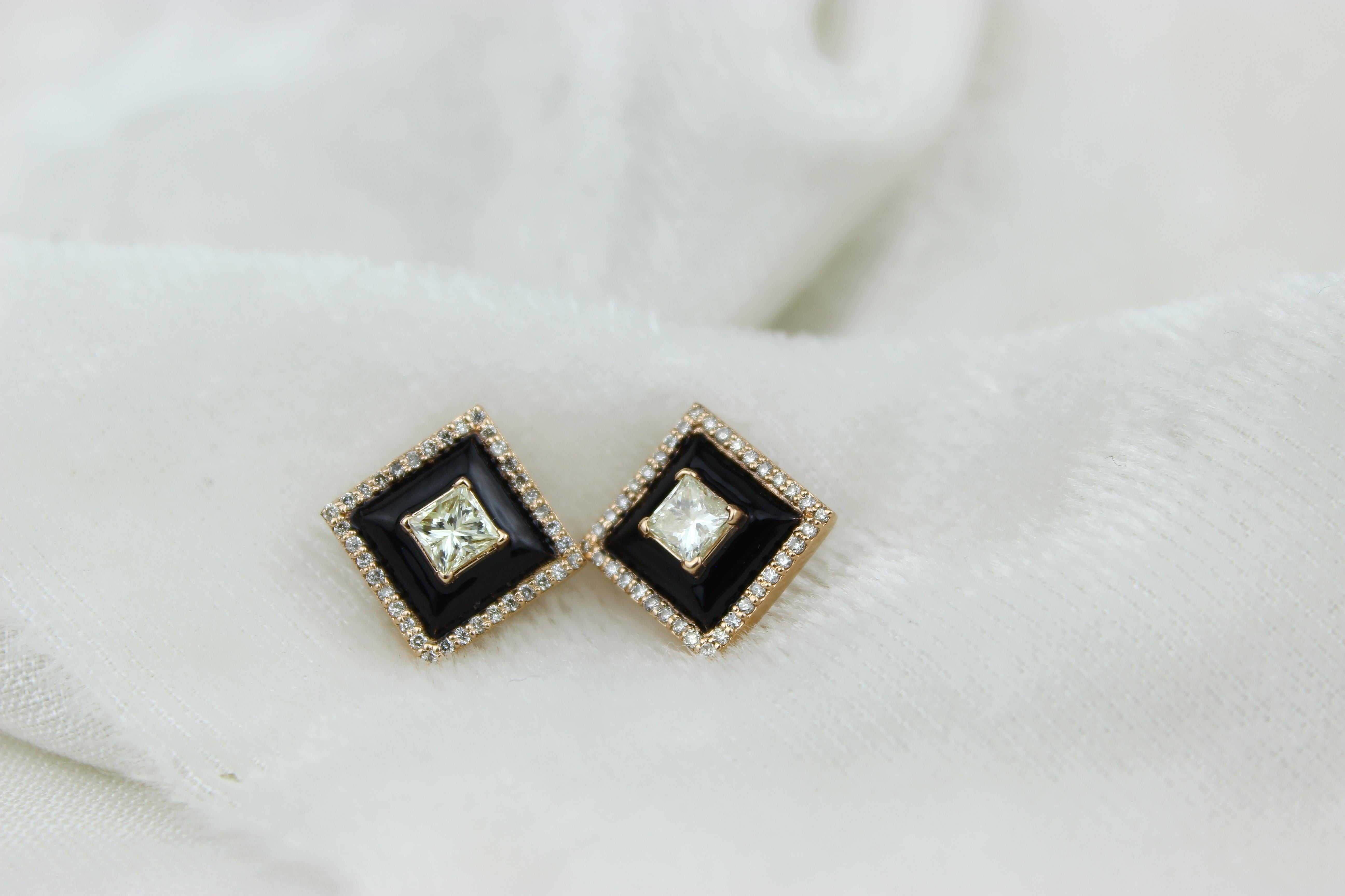 Black Enameled Stud Earrings with Princess Diamonds in 18k Solid Gold In New Condition For Sale In New Delhi, DL
