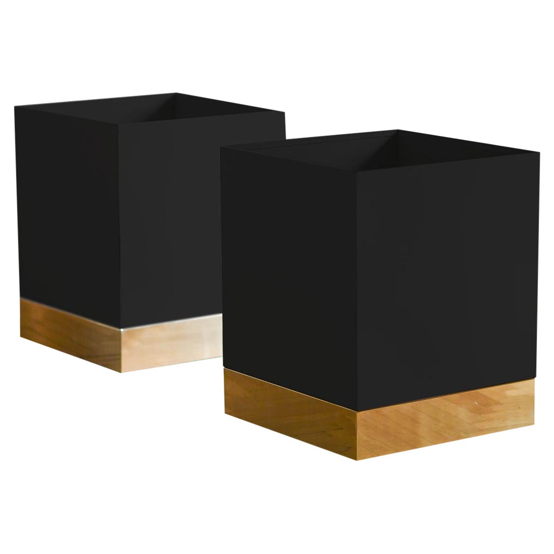 Portavasos de metal esmaltado negro con detalles de latón y ruedas invisibles en venta