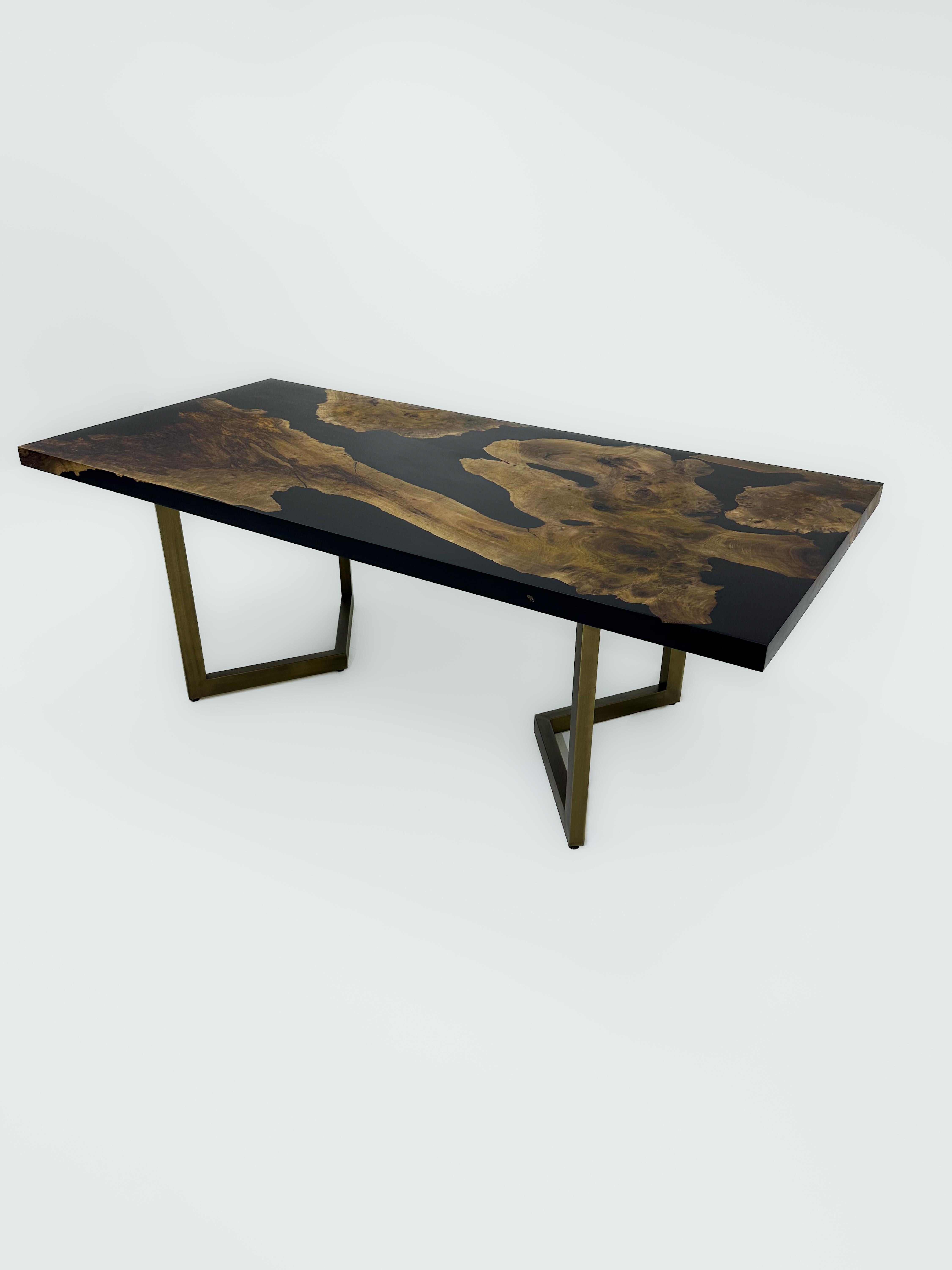 XXIe siècle et contemporain Table de salle à manger moderne en noyer naturel époxy noir en vente