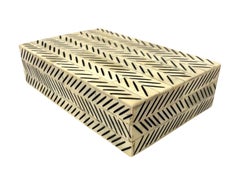 Boîte à couvercle en os à motif chevron gravé noir, Inde, contemporain