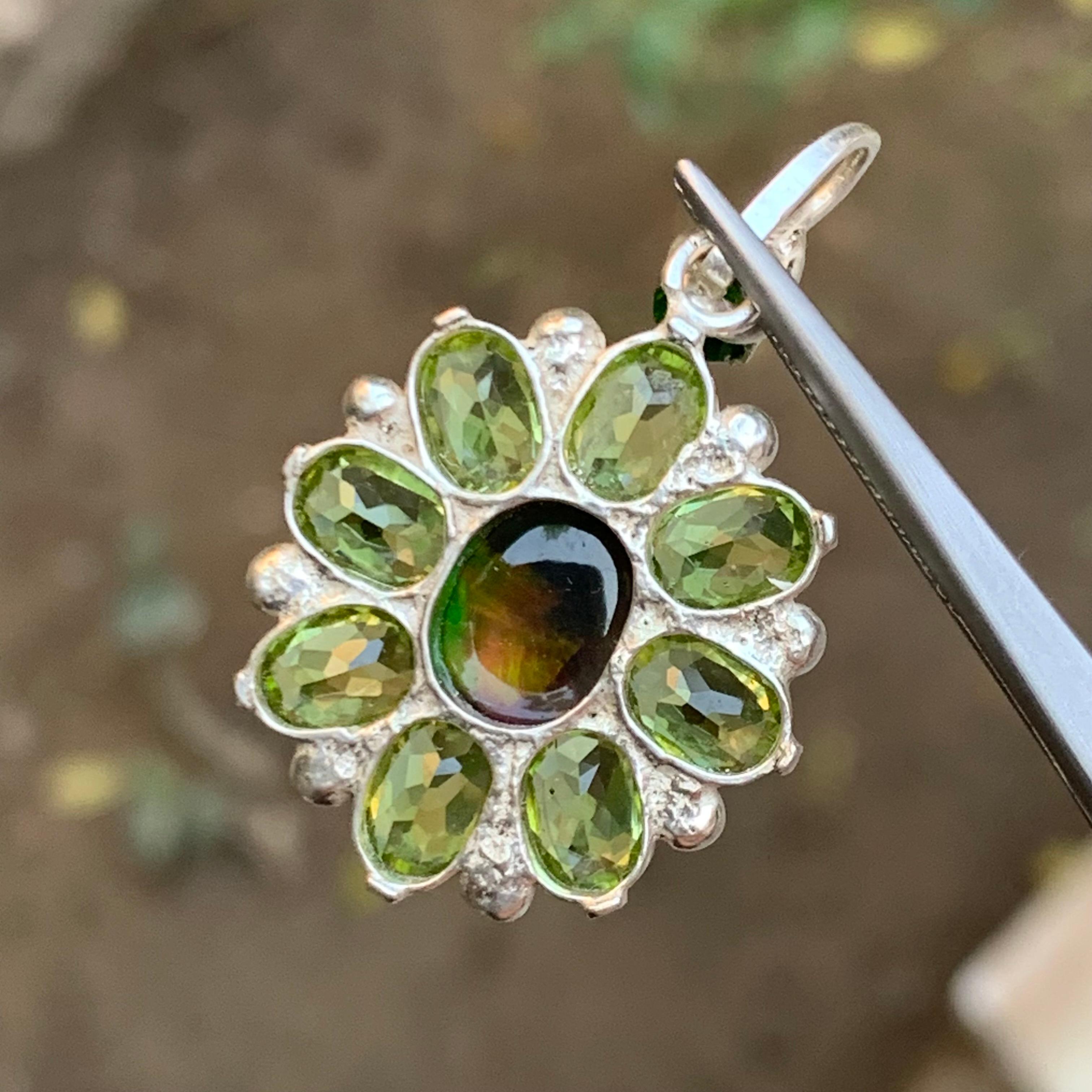 Ciondolo in opale etiope nero con peridoti e granato di tsavorite in argento in vendita 4