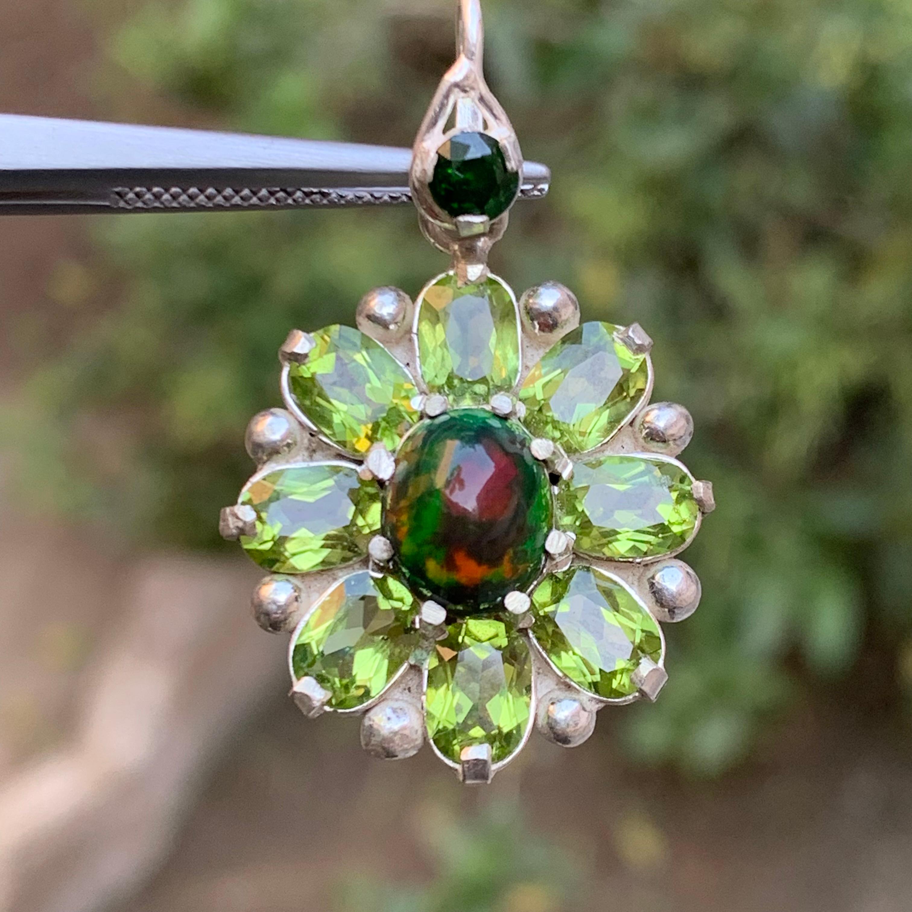 Ciondolo in opale etiope nero con peridoti e granato di tsavorite in argento in vendita 5