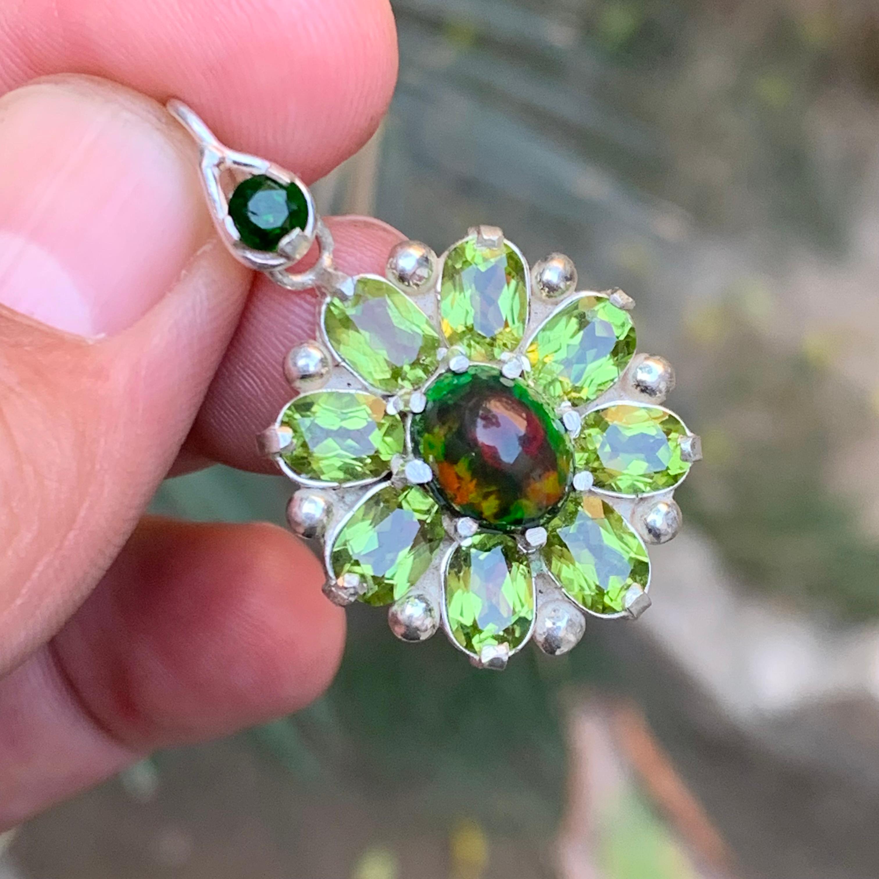 Ciondolo in opale etiope nero con peridoti e granato di tsavorite in argento in vendita 6