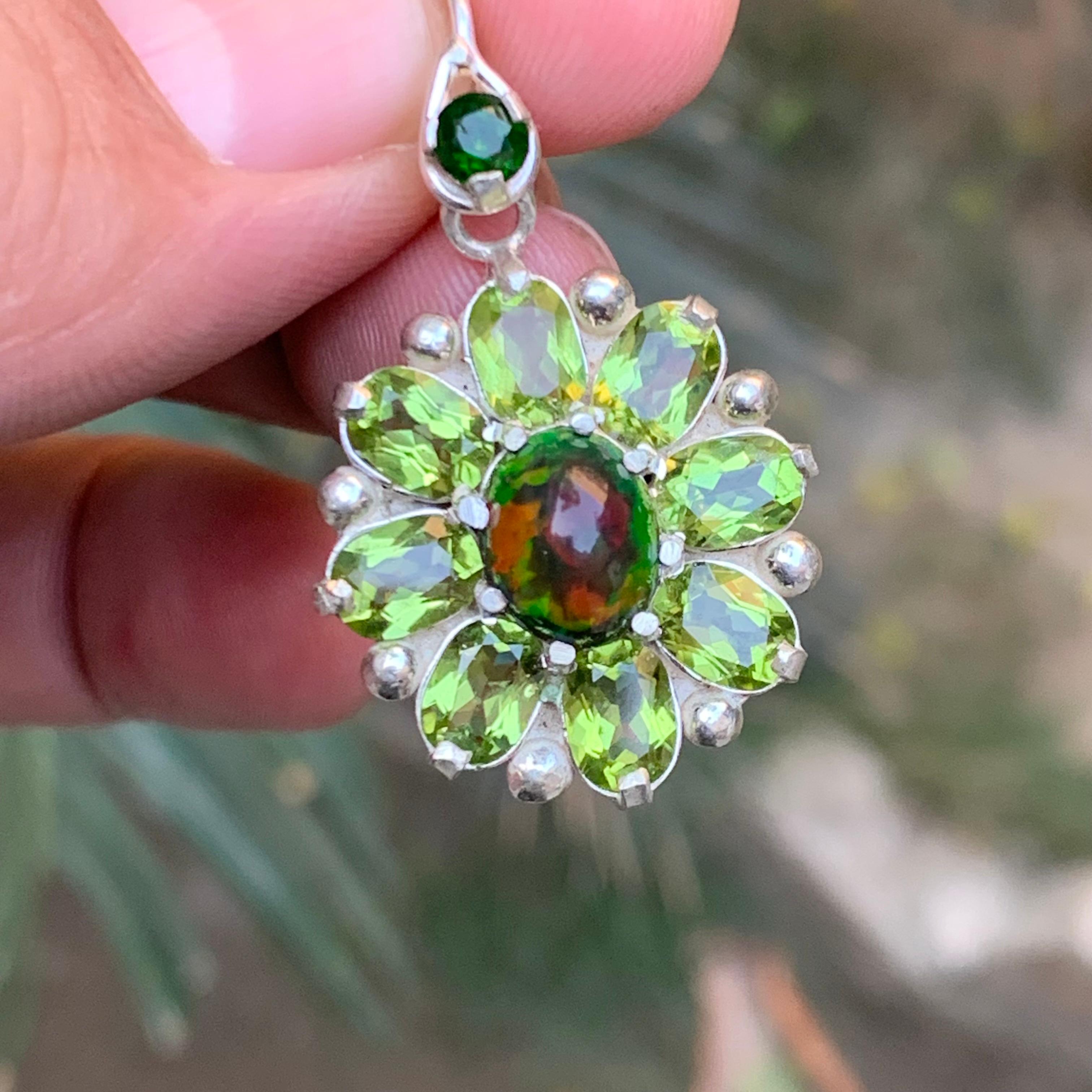Ciondolo in opale etiope nero con peridoti e granato di tsavorite in argento in vendita 7
