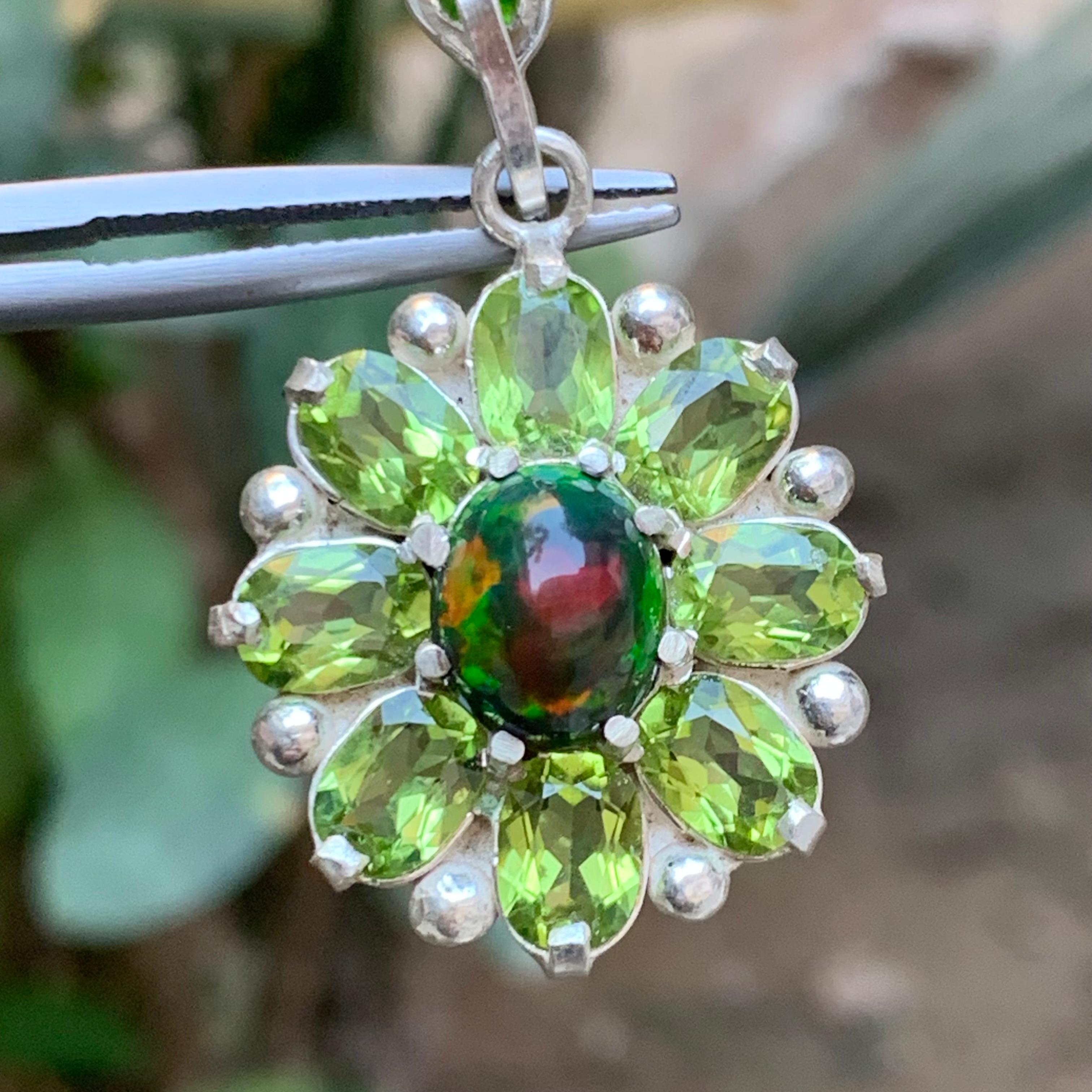 Ciondolo in opale etiope nero con peridoti e granato di tsavorite in argento in vendita 8
