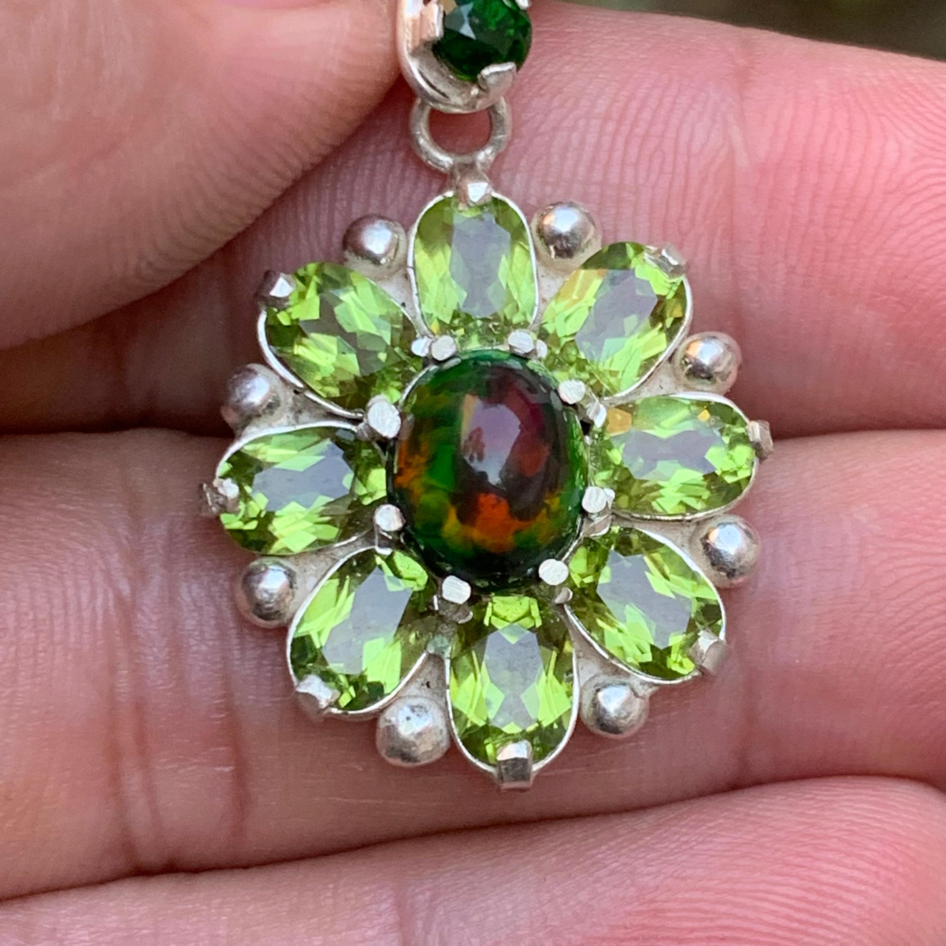 Ciondolo di opale etiope nero naturale circondato da peridoti e granato tsavorite in argento 925, fatto a mano!!!

💎 TIPO DI GEMMA: Opale, Peridoto, Granato di Tsavorite
⚖️  PESO DEL CIONDOLO: 5,41 grammi
FORMA E TAGLIO DELLA PIETRA: Cabochon e