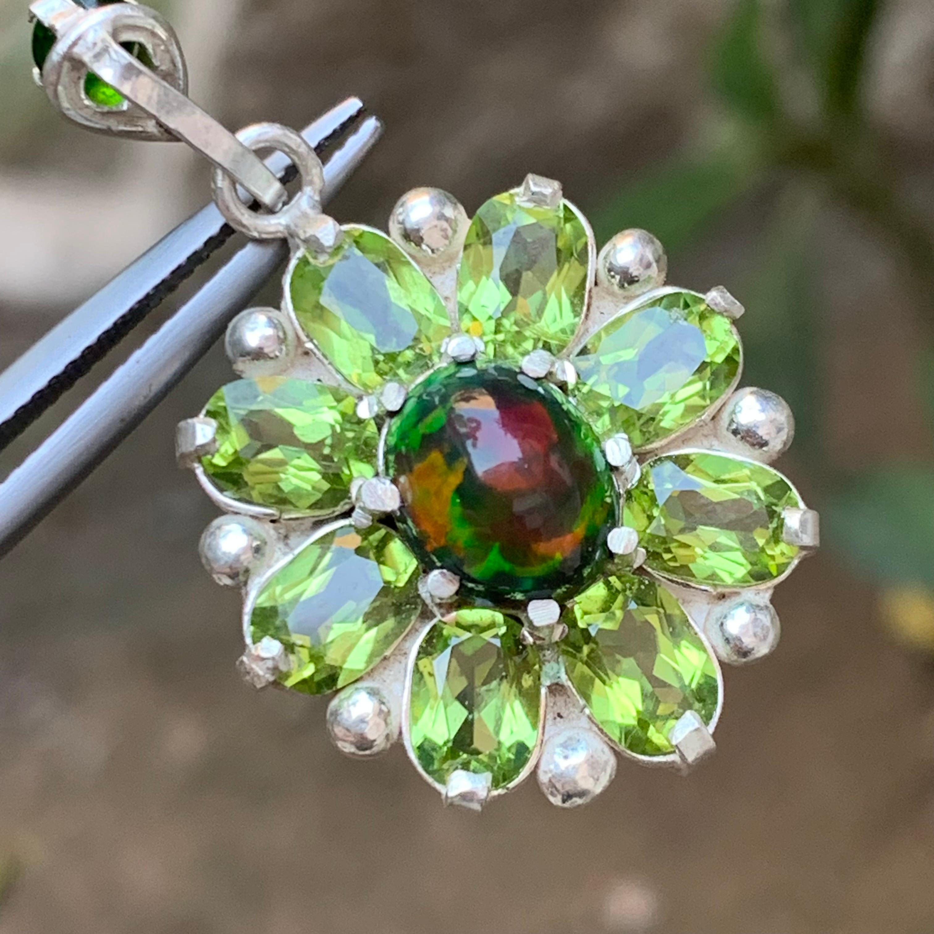 Moderno Ciondolo in opale etiope nero con peridoti e granato di tsavorite in argento in vendita