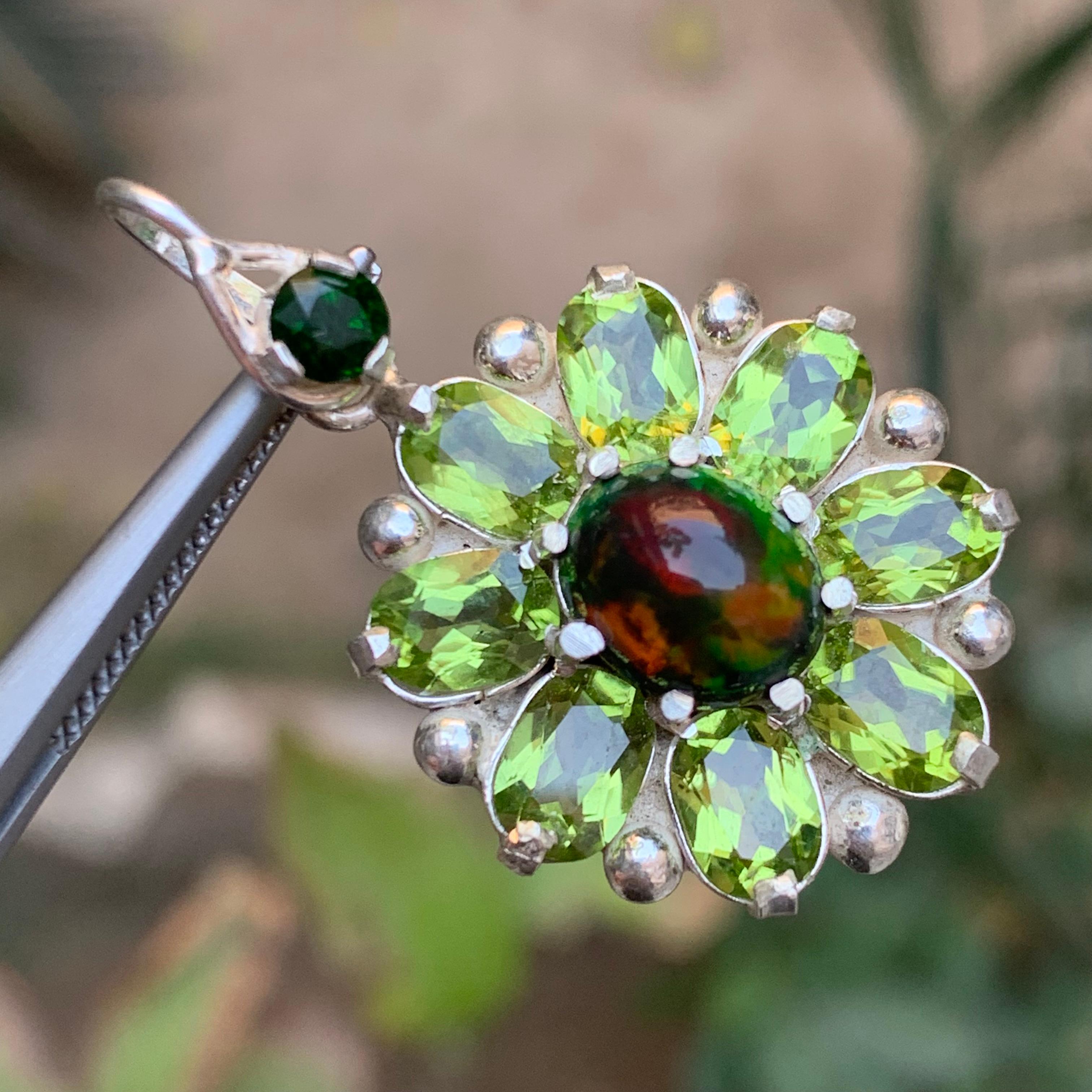 Cabochon Ciondolo in opale etiope nero con peridoti e granato di tsavorite in argento in vendita
