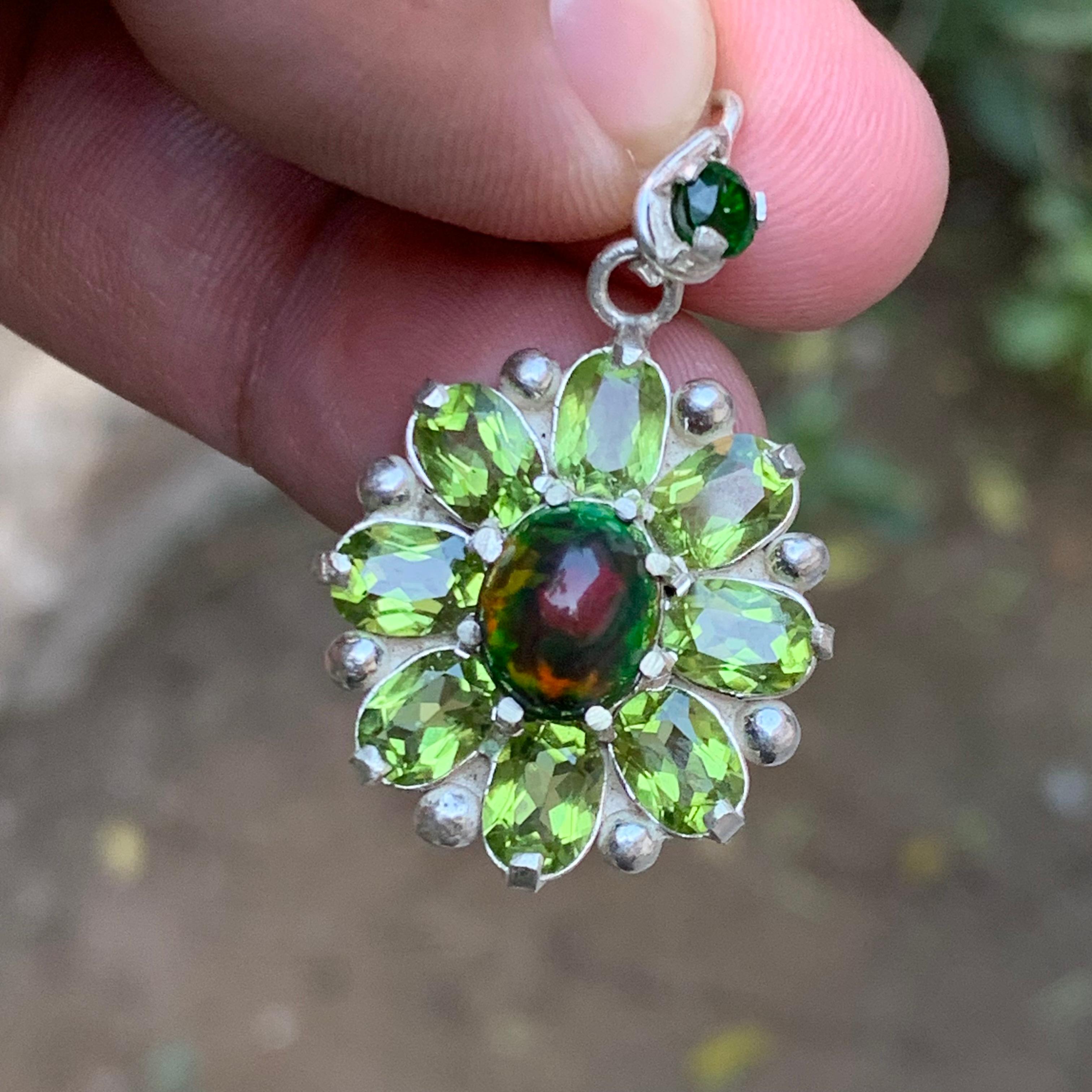Ciondolo in opale etiope nero con peridoti e granato di tsavorite in argento In condizioni Nuovo in vendita a Peshawar, PK