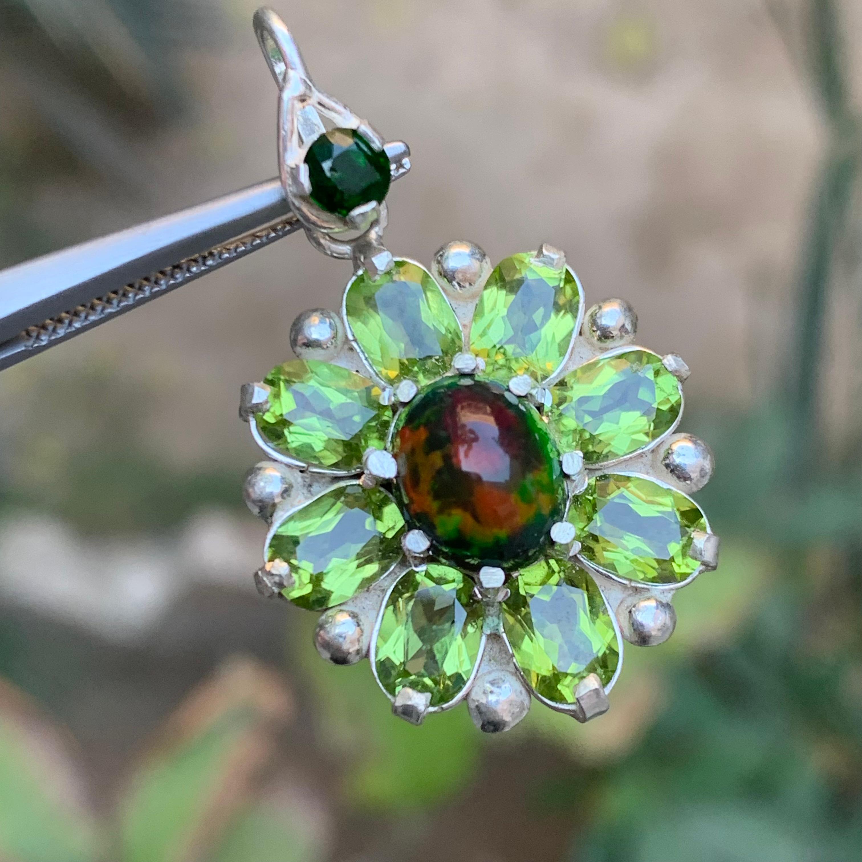 Donna Ciondolo in opale etiope nero con peridoti e granato di tsavorite in argento in vendita