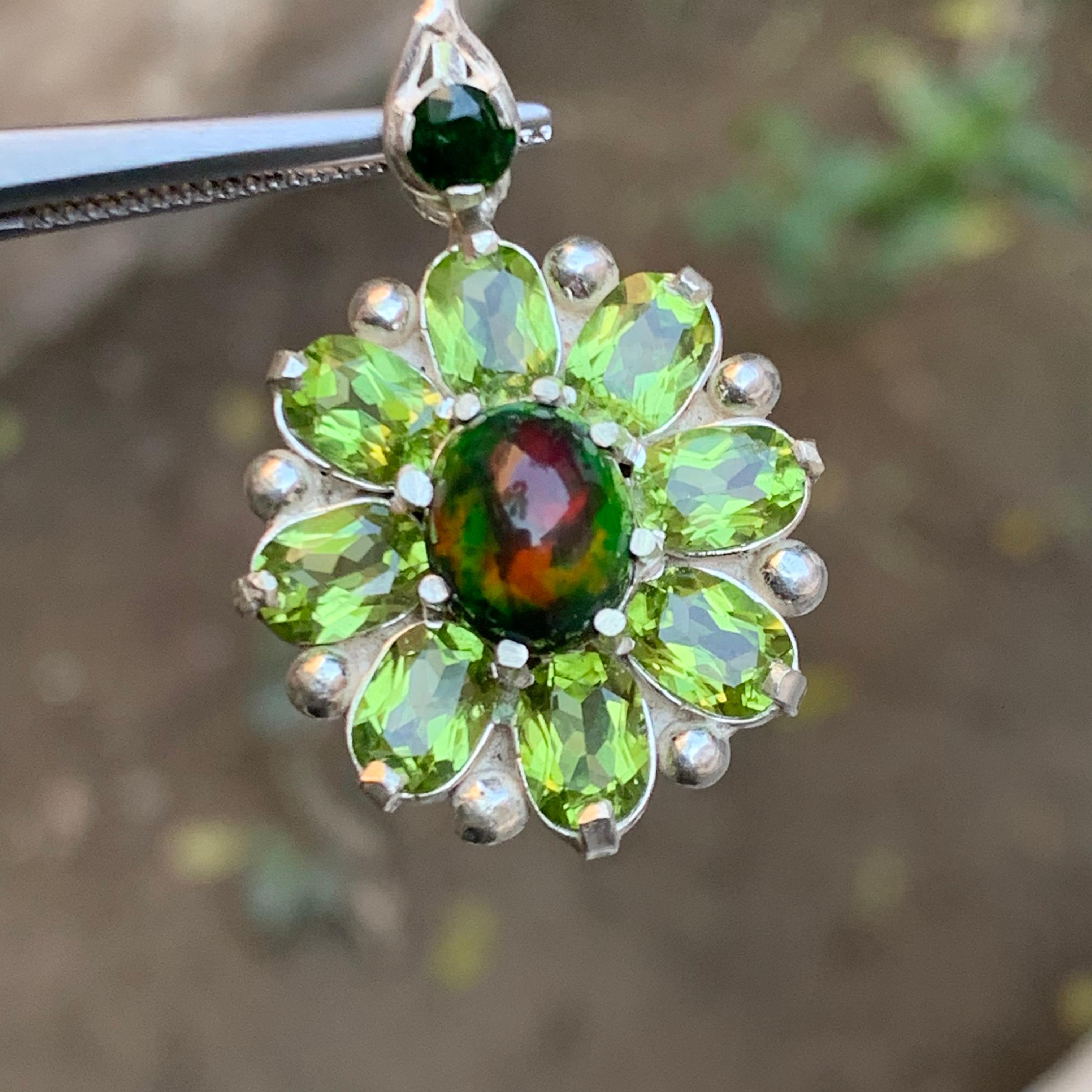 Ciondolo in opale etiope nero con peridoti e granato di tsavorite in argento in vendita 1