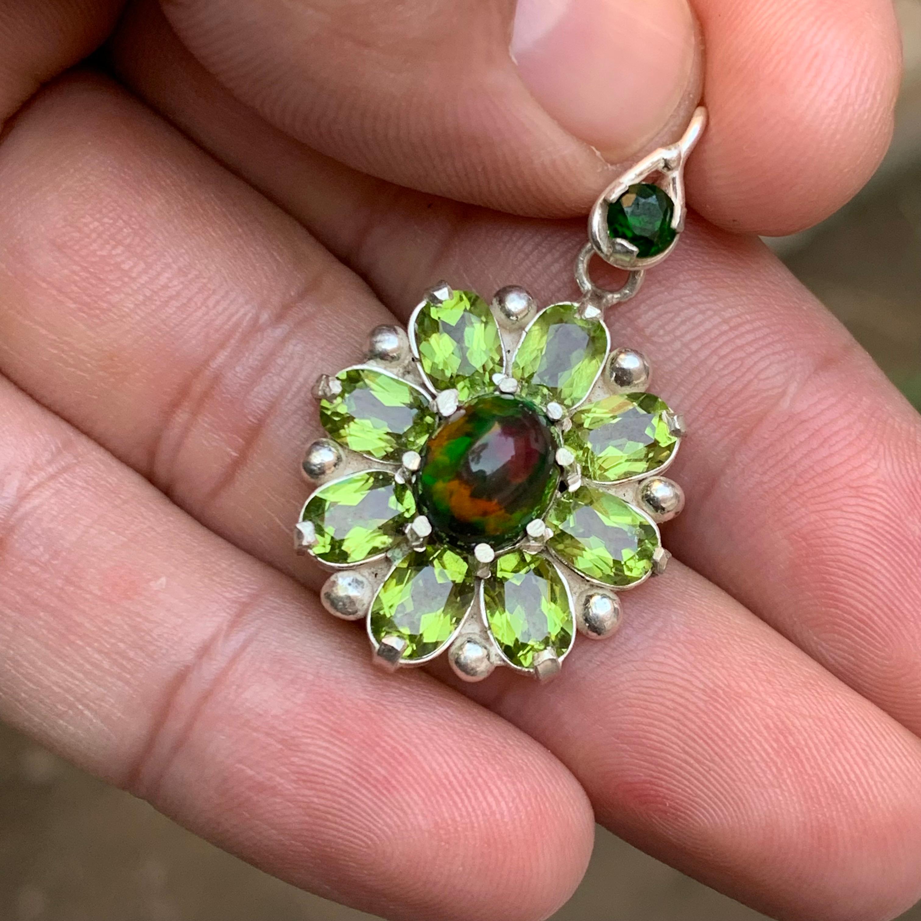 Ciondolo in opale etiope nero con peridoti e granato di tsavorite in argento in vendita 2