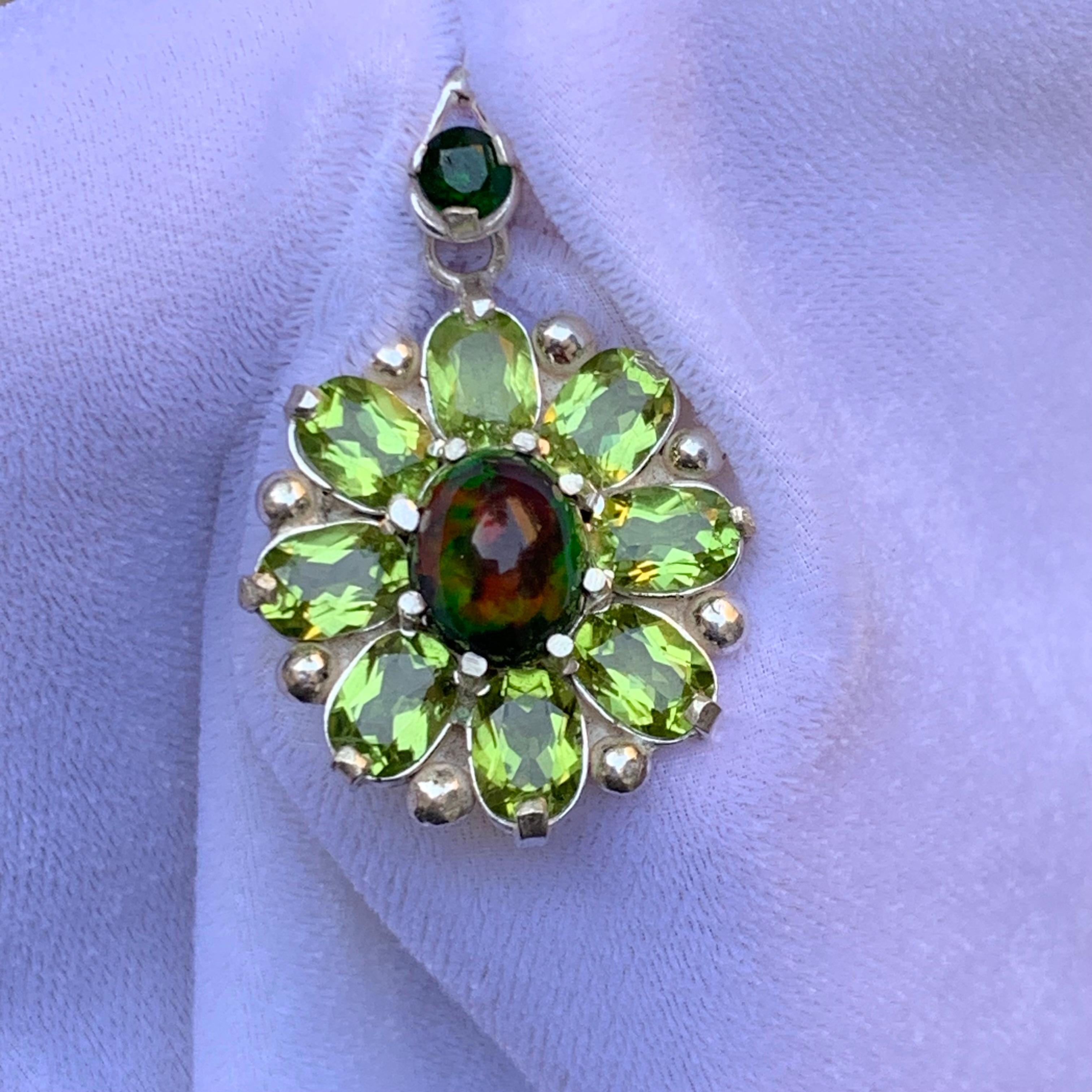 Ciondolo in opale etiope nero con peridoti e granato di tsavorite in argento in vendita 3