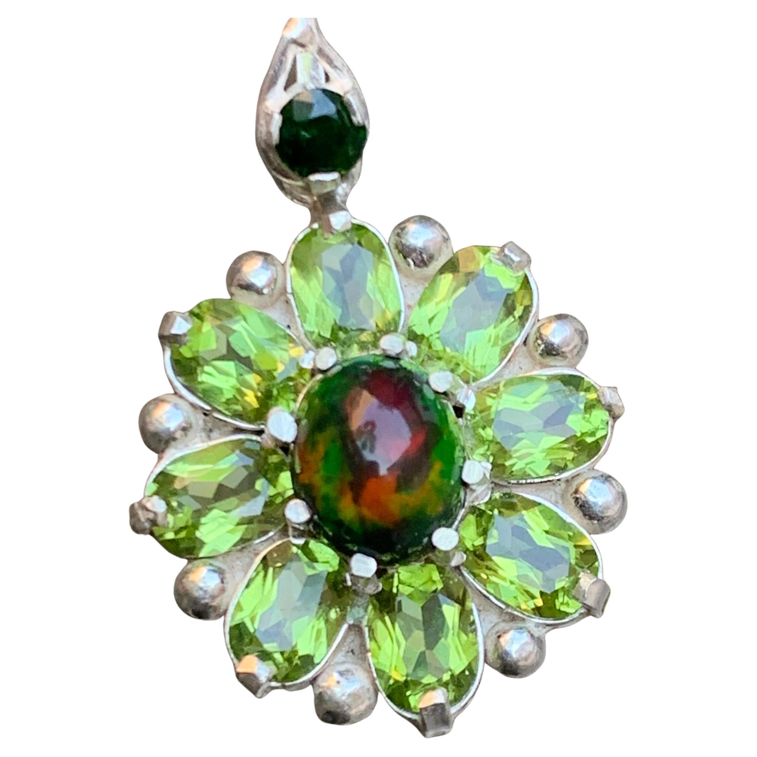 Ciondolo in opale etiope nero con peridoti e granato di tsavorite in argento in vendita