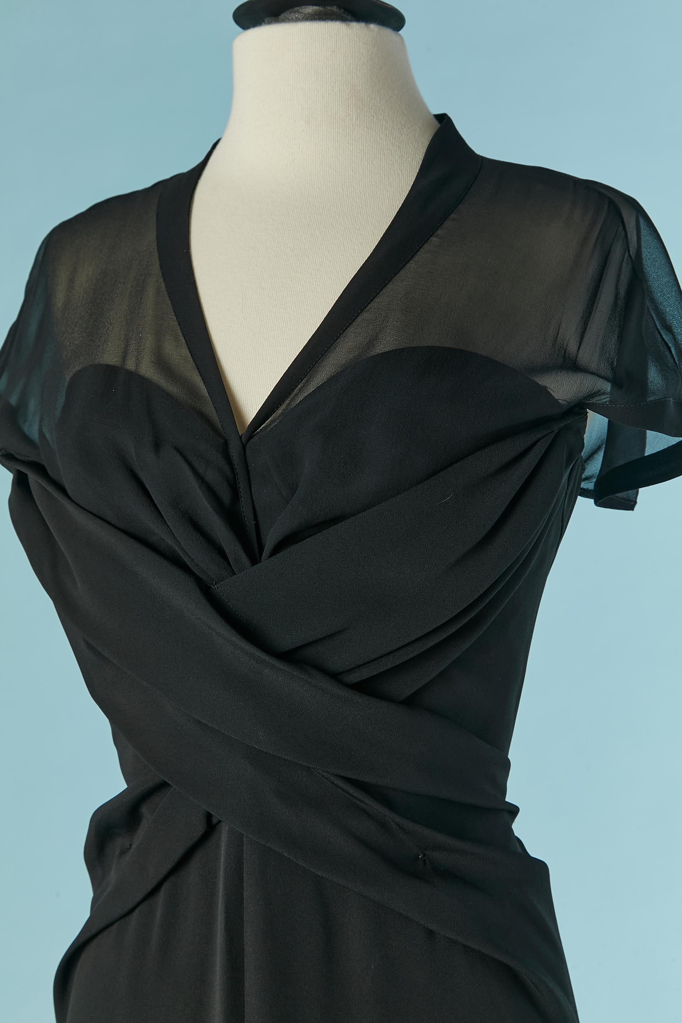Vestido de noche negro drapeado en el busto. Composición del tejido principal 60% acetato. 40% seda. Forro: 100% acetato. Top transparente : gasa de seda. Bustier: satén de seda y algodón ( deshuesado y cierre de corchetes ajustable en la parte
