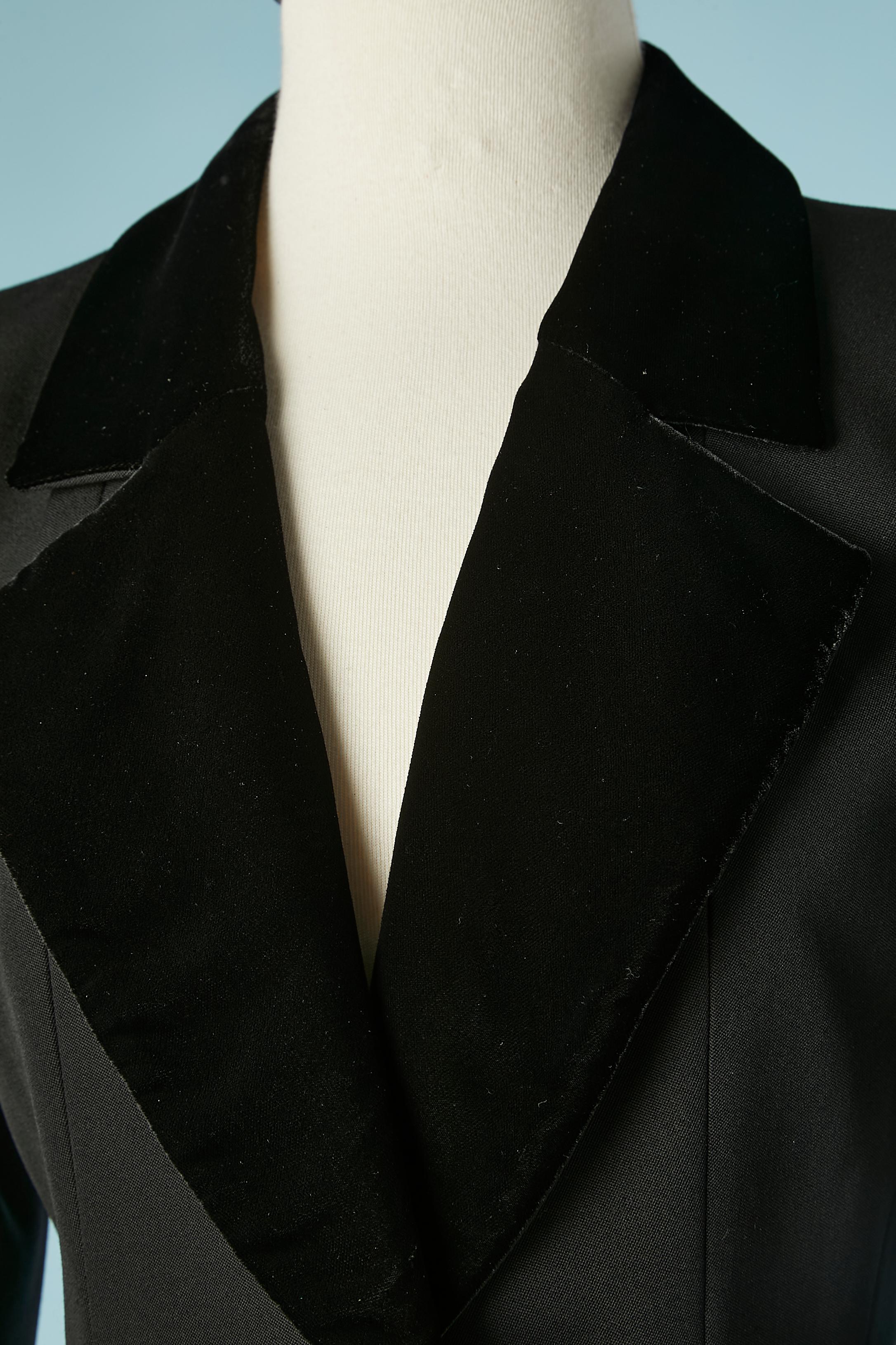 Black wool evening jacket with velvet collar and rhinestone buttons. Satin lining. Shoulder pads.
SIZE 34 (Fr) 4/6 US / S