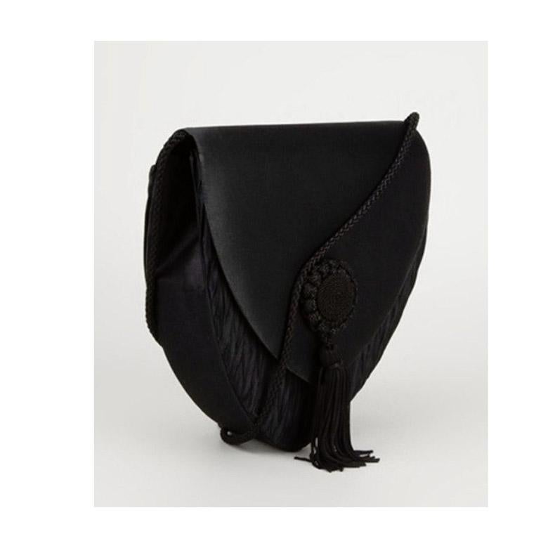 Beautiful Black satin evening bag from Van Cleef & Arpels Vintage featuring a top flap closure, a magnetic fastening, a shoulder strap, a tassel detail with passemterie. With ORIGINAL box. 

Excellent condition. Size: 18 x 17 x 5 cm, 7 x 6 1/2 x 2 in