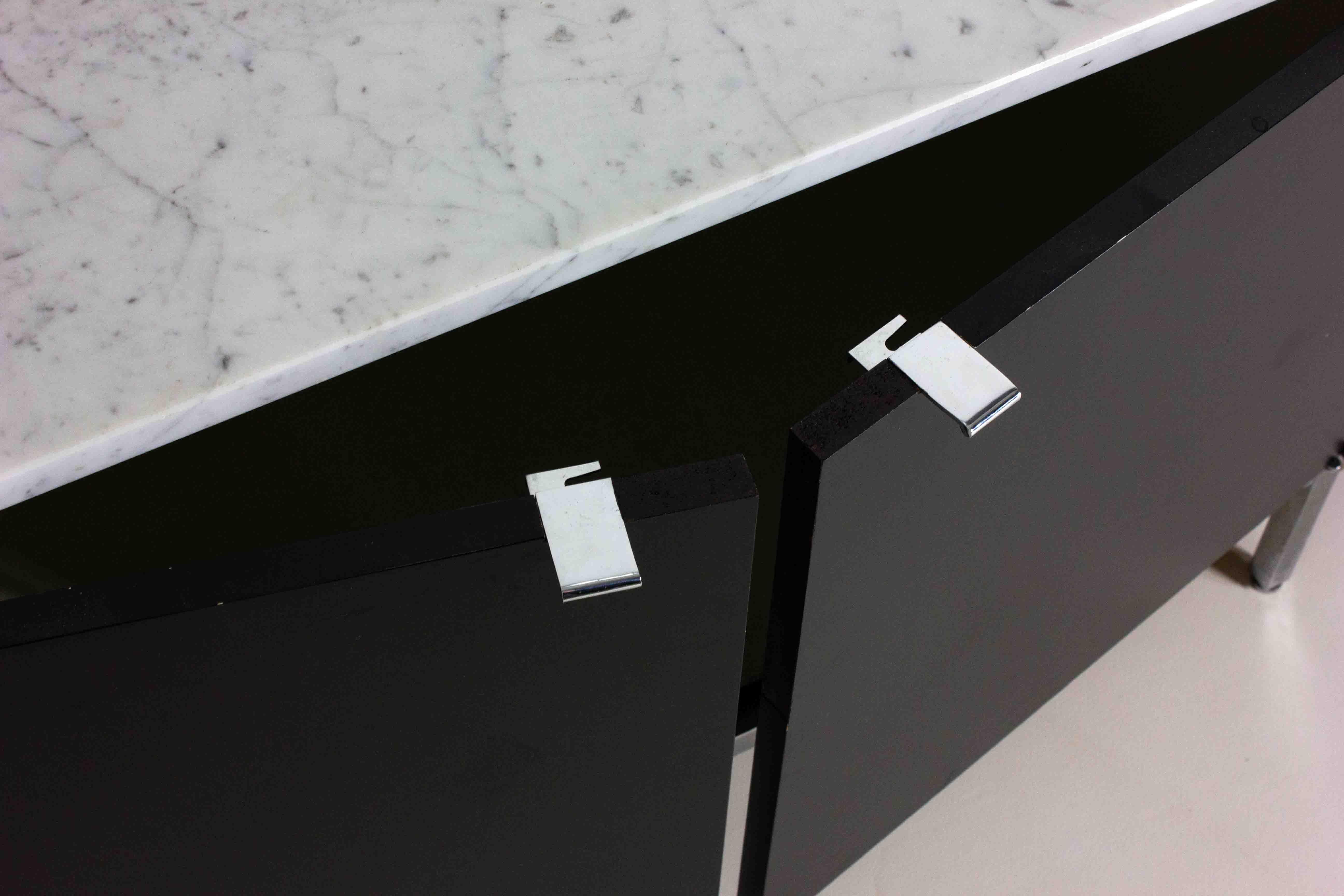 Credenza Executive Florence Knoll nera con maniglie in metallo, anni '70 in vendita 4