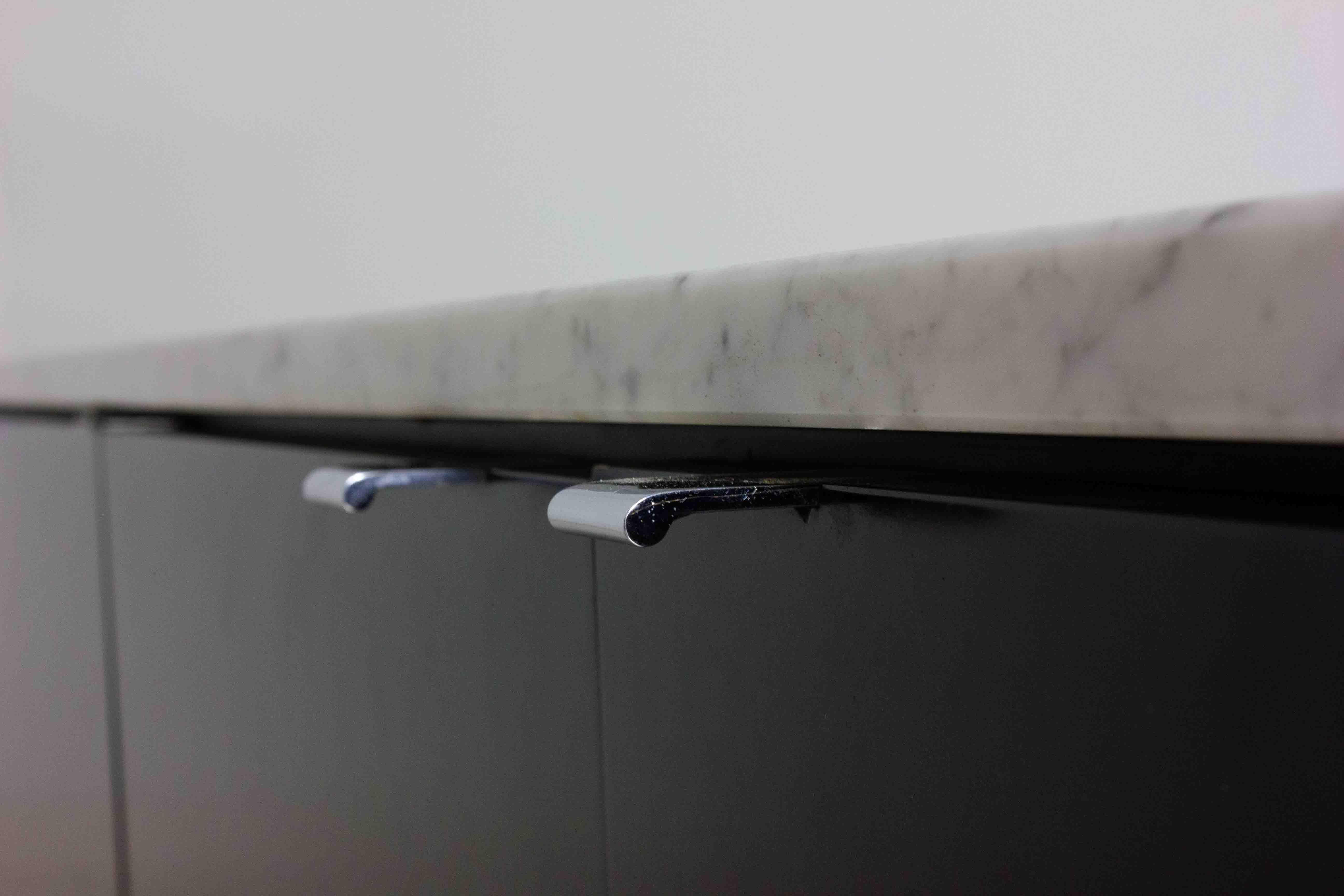 Americano Credenza Executive Florence Knoll nera con maniglie in metallo, anni '70 in vendita