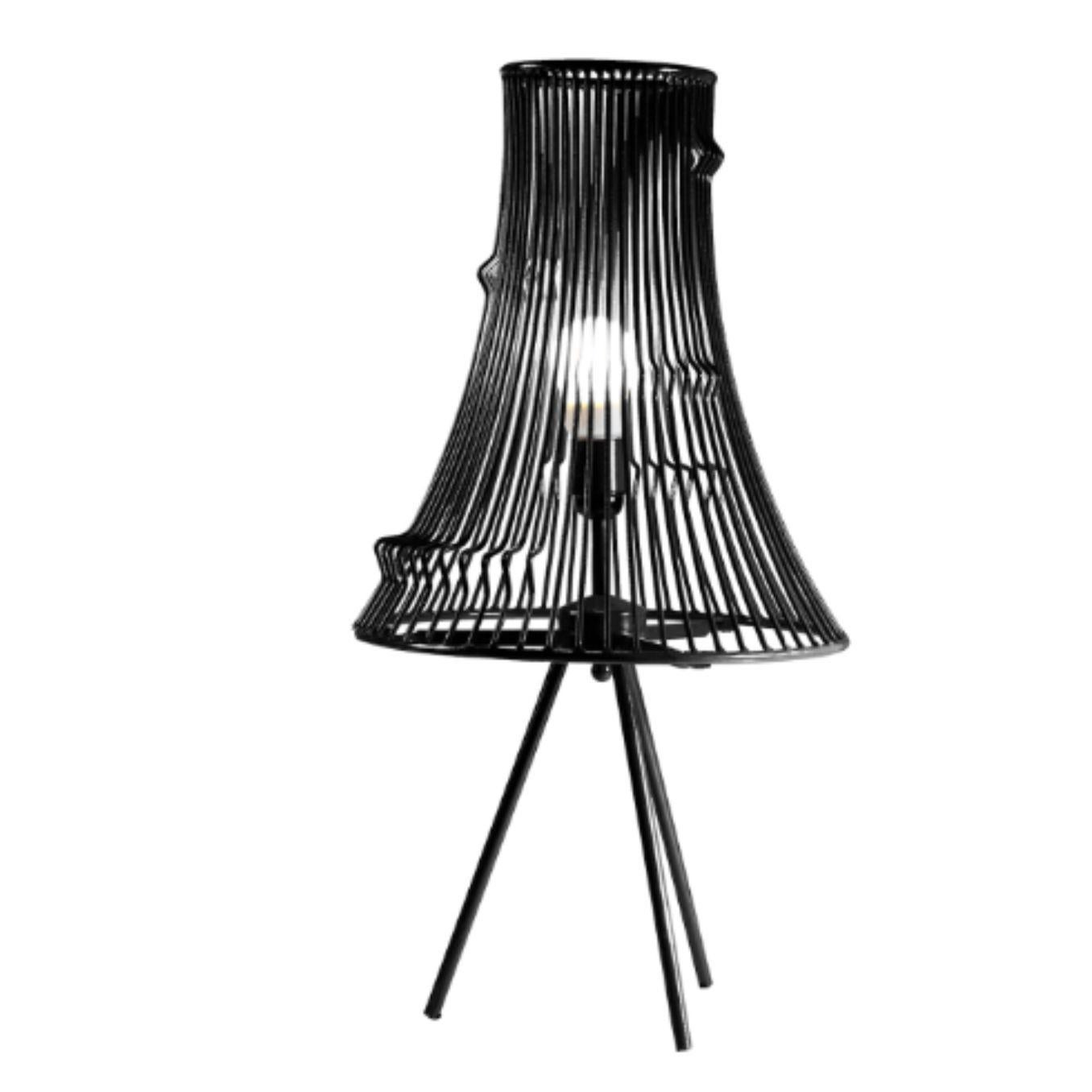 Lampe de table extrudée noire par DOOQ.
Dimensions : L 34x D 34 x H 70 cm.
Matériaux : métal laqué.
Disponible également en différentes couleurs et matériaux. 

Informations :
230V/50Hz
E27/1x10W LED
120V/60Hz
E26/1x7W LED
ampoule non