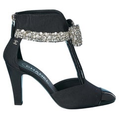 Black fabric and patent leather pump with rhinestone  and pearls bow Chanel 