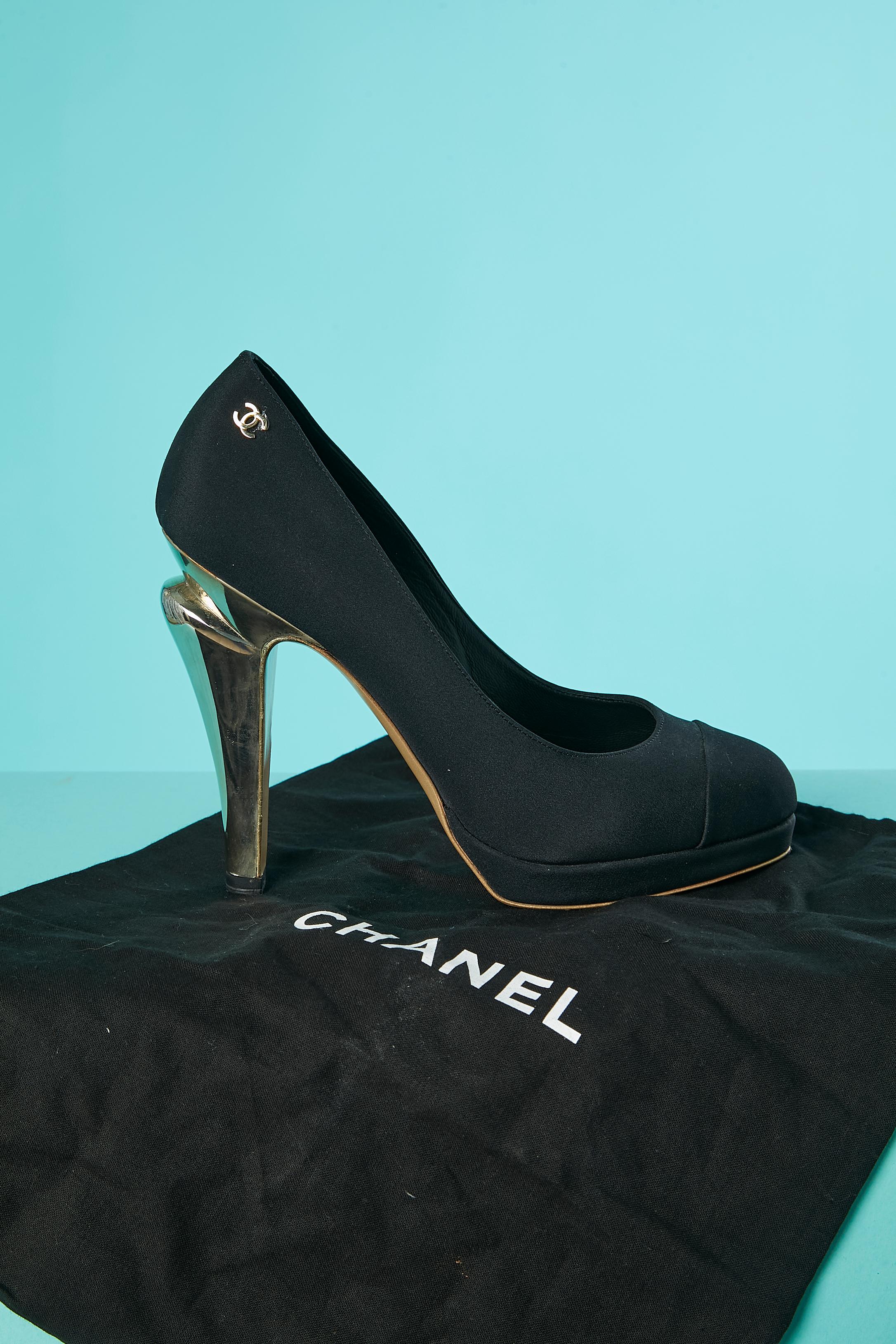 Black fabric pump with sculpted heel and brand on the top side. 
Dust bag provided. 
Heel height = 11 cm
Plateform = 2 cm 
SHOE SIZE : 39