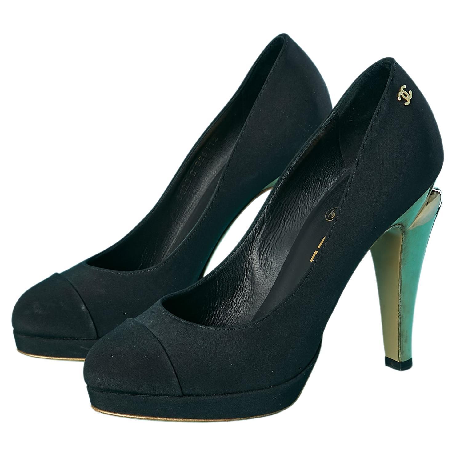 Black fabric pump with sculpted heel and brand on the top side Chanel  For Sale
