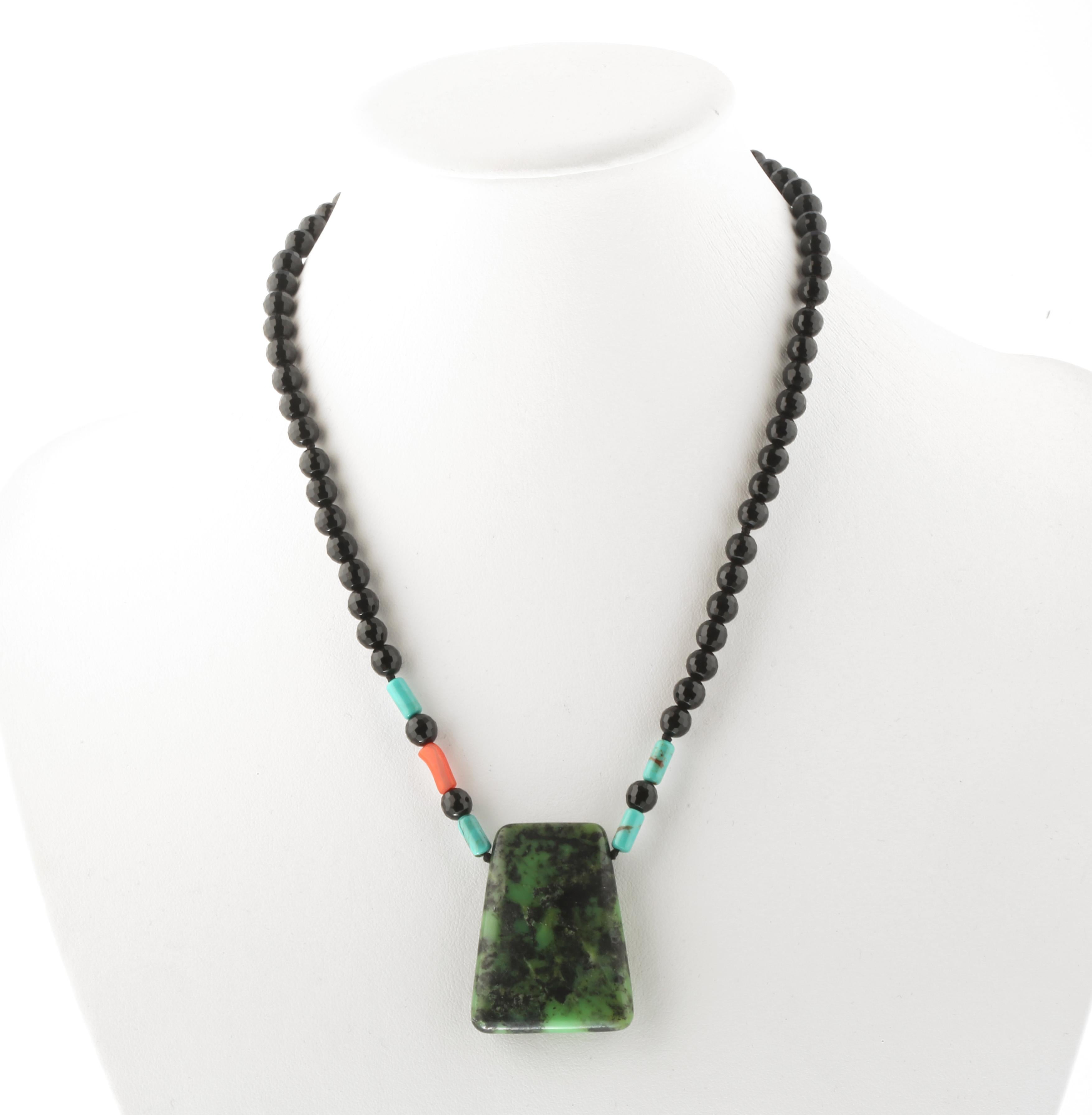 Art Nouveau Collana di agata nera sfaccettata, corallo turchese e zoisite in argento Intini Jewels in vendita