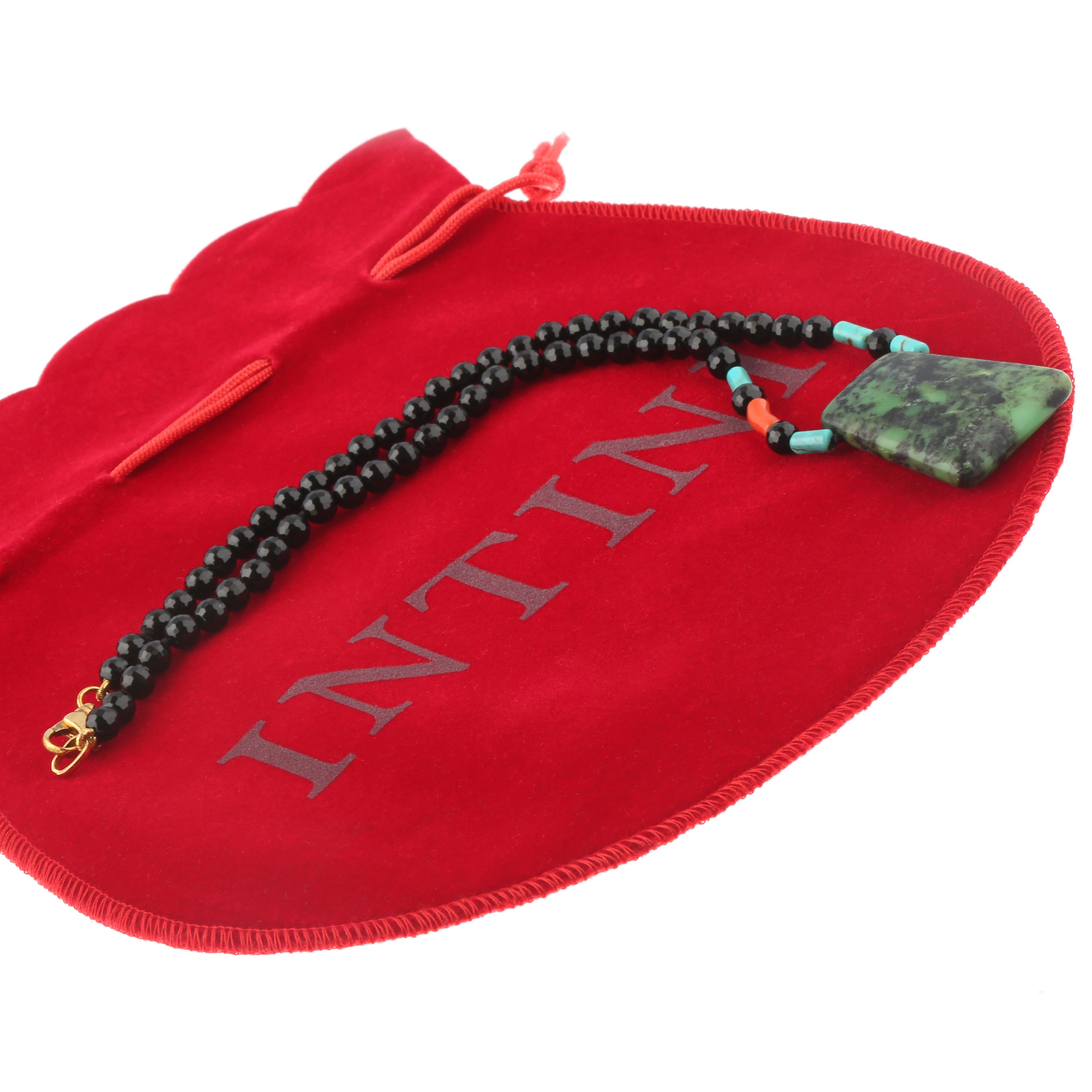 Perlina Collana di agata nera sfaccettata, corallo turchese e zoisite in argento Intini Jewels in vendita