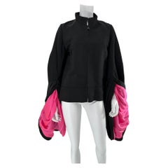 Chaqueta con Cremallera Delantera de Falla Negra y Seda Rosa Caliente con Mangas Drapeadas Acuchilladas