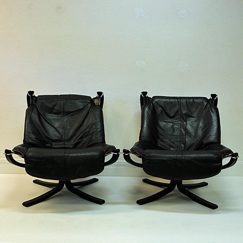 Falcon lounge chair set De luxe by Norwegian designer Sigurd Resell. Produced by Vatne Møbler as in the 1970s. 
Black bended wooden frame, stretched with strong canvas and covered with black leather cushion. Significant red and stylish leather edge