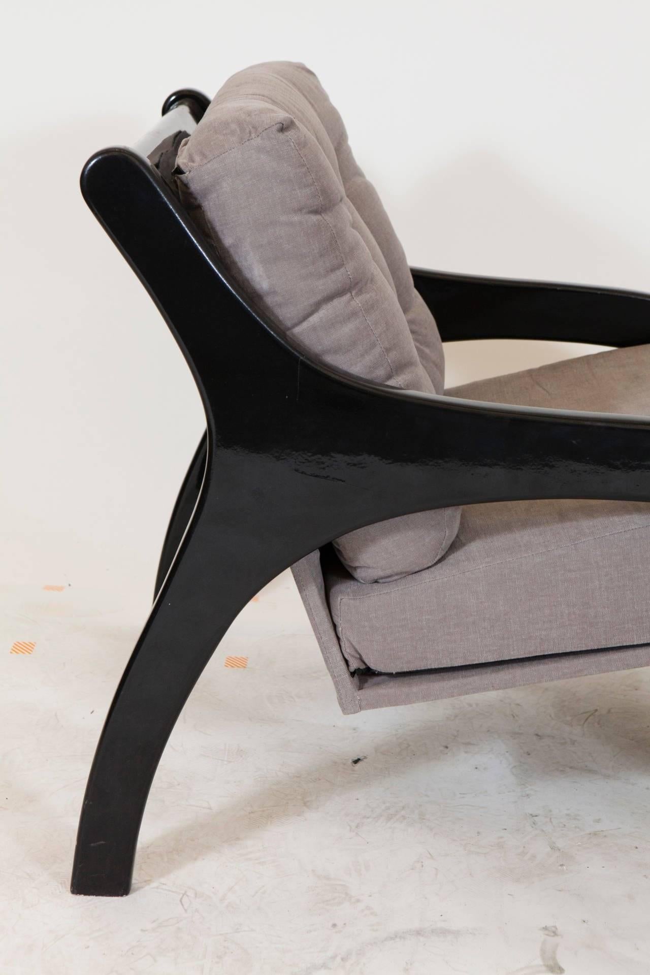 Il s'agit d'une très belle paire de fauteuils minimalistes de style midcentury en laque noire ou en bois avec une tapisserie grise à coussins libres incroyablement bien conservée.