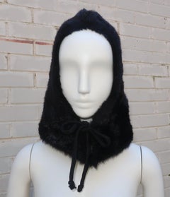 Sombrero con capucha de piel sintética negra, años 60