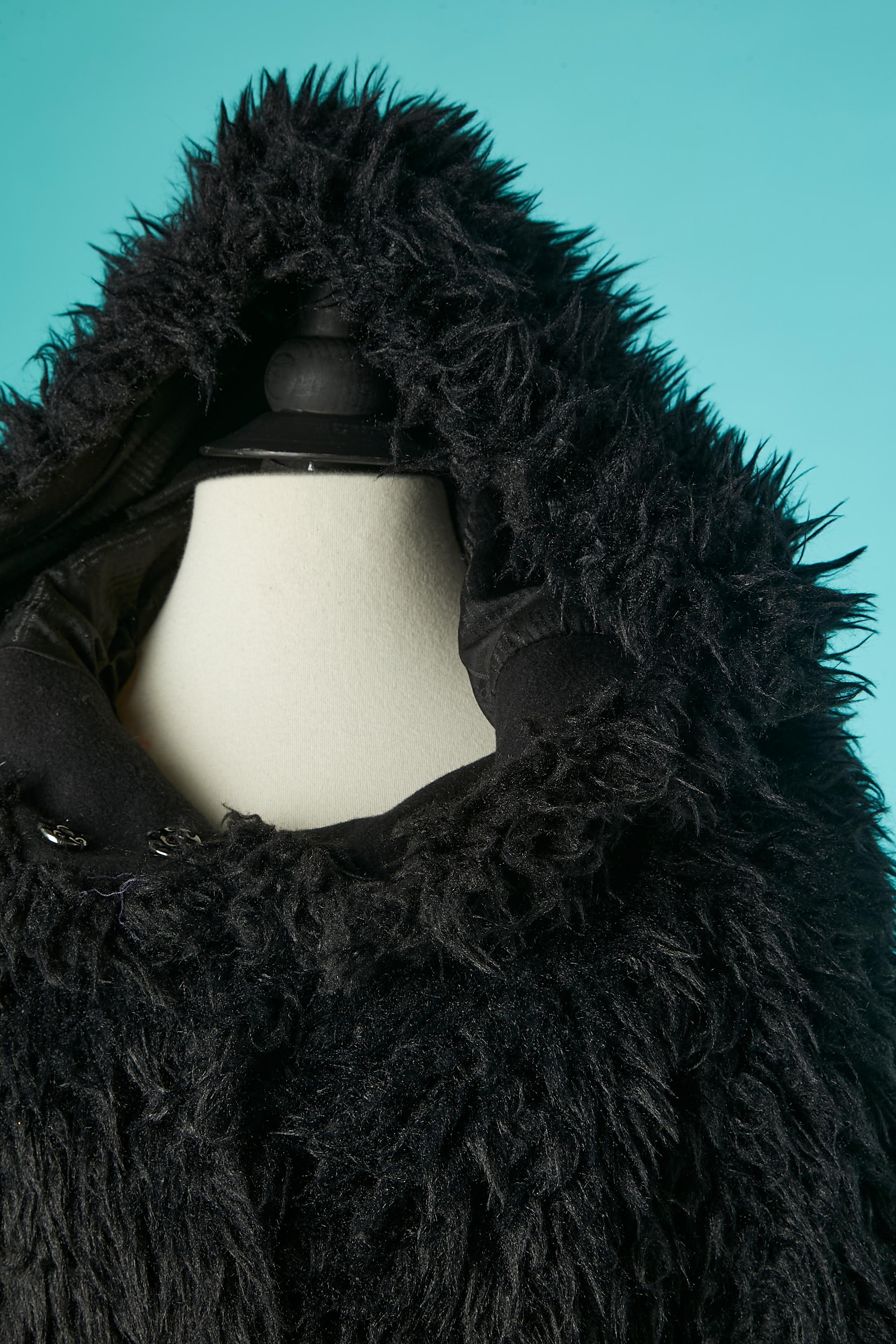 Black faux furs coat with hood . Main fabric composition: 100% polyester. Branded Lining : Elite & Polyester. Button plaket Fabric composition: 80% wool, 20% nylon. 
Snap closure in the middle front. 
Authenticity hologram. 
SIZE 40 (It) 36 (Fr) 6