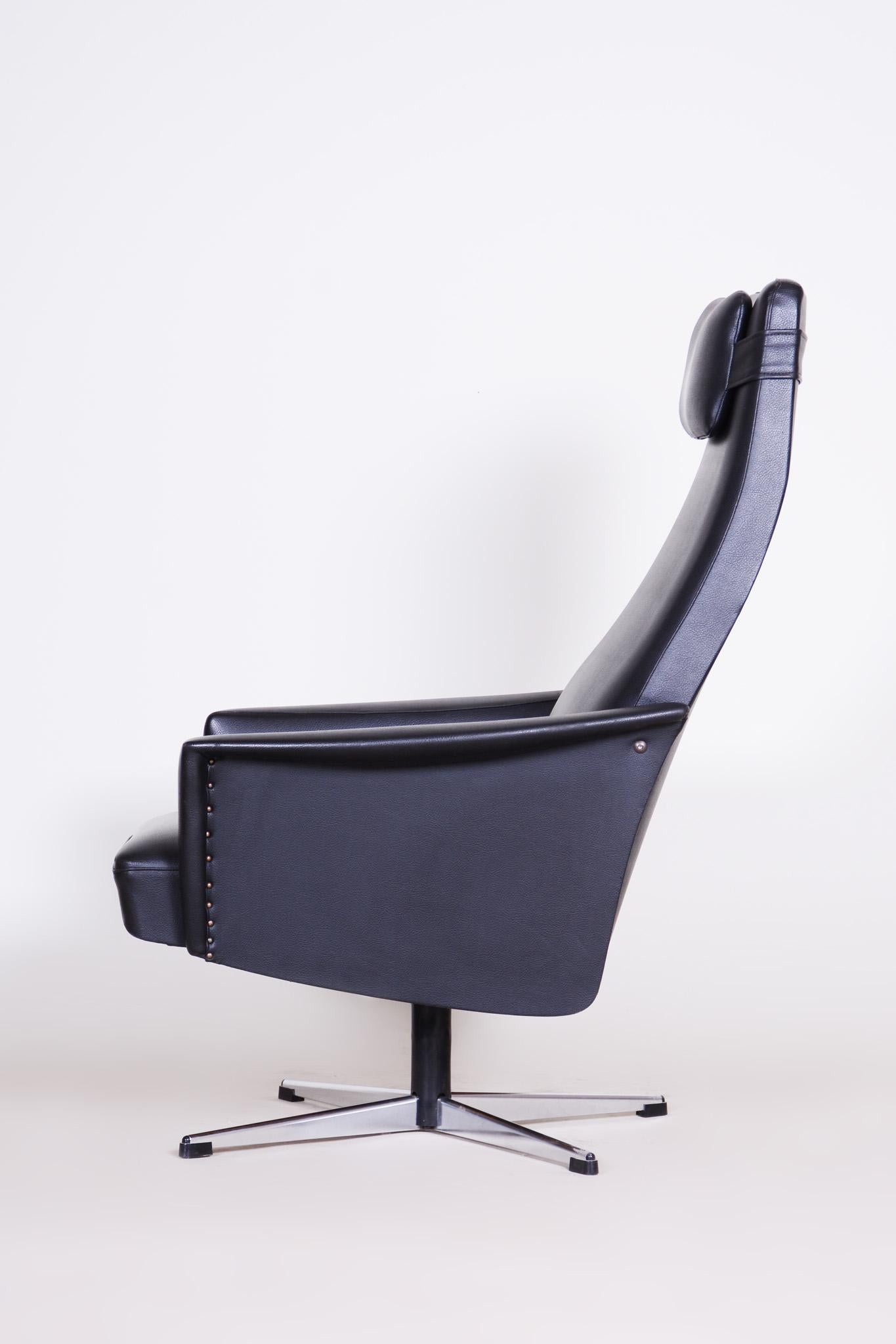 Schwarzer Sessel aus Kunstleder, 1960er Jahre, originaler, gut erhaltener Zustand, Tschechien im Zustand „Gut“ im Angebot in Horomerice, CZ