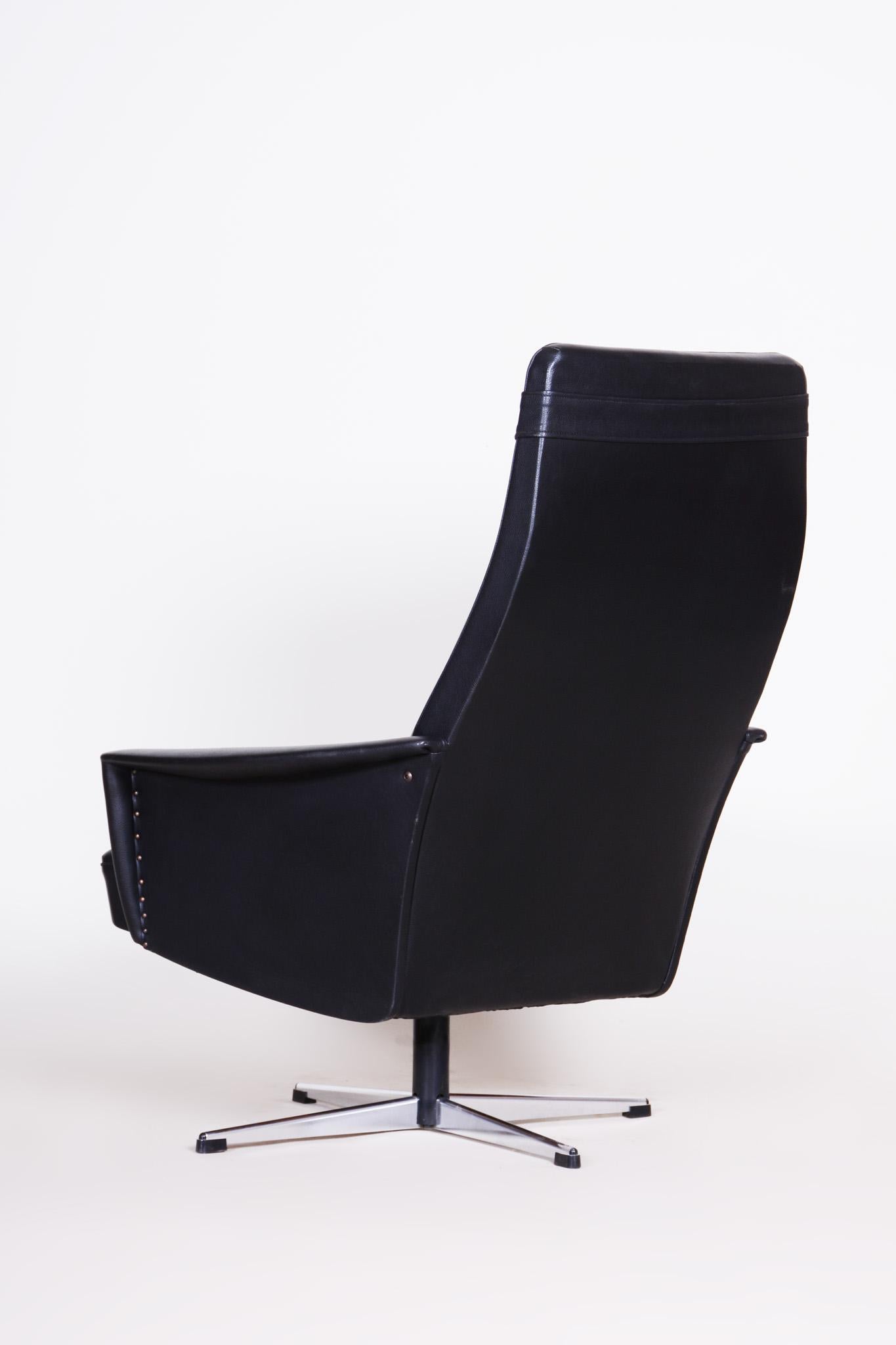 Schwarzer Sessel aus Kunstleder, 1960er Jahre, originaler, gut erhaltener Zustand, Tschechien (20. Jahrhundert) im Angebot