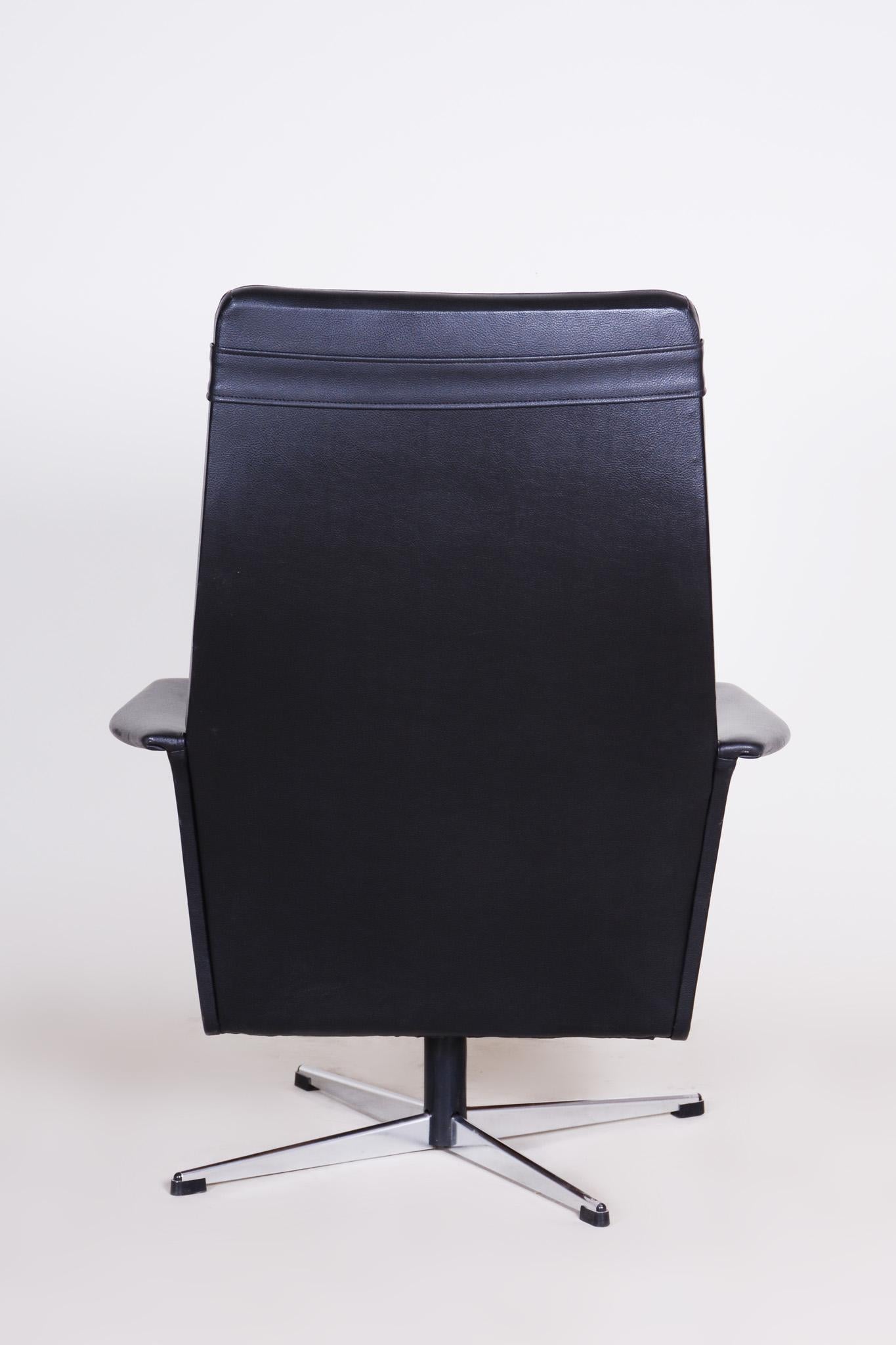 Schwarzer Sessel aus Kunstleder, 1960er Jahre, originaler, gut erhaltener Zustand, Tschechien (Stahl) im Angebot