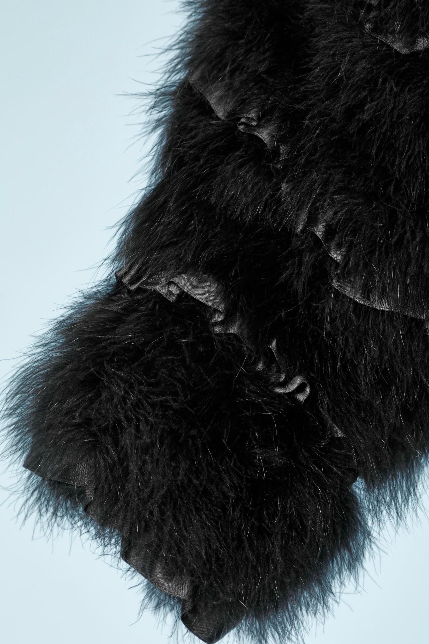 Black feather coat mix with ruffles of black satin.
SIZE 44 (FR) L 