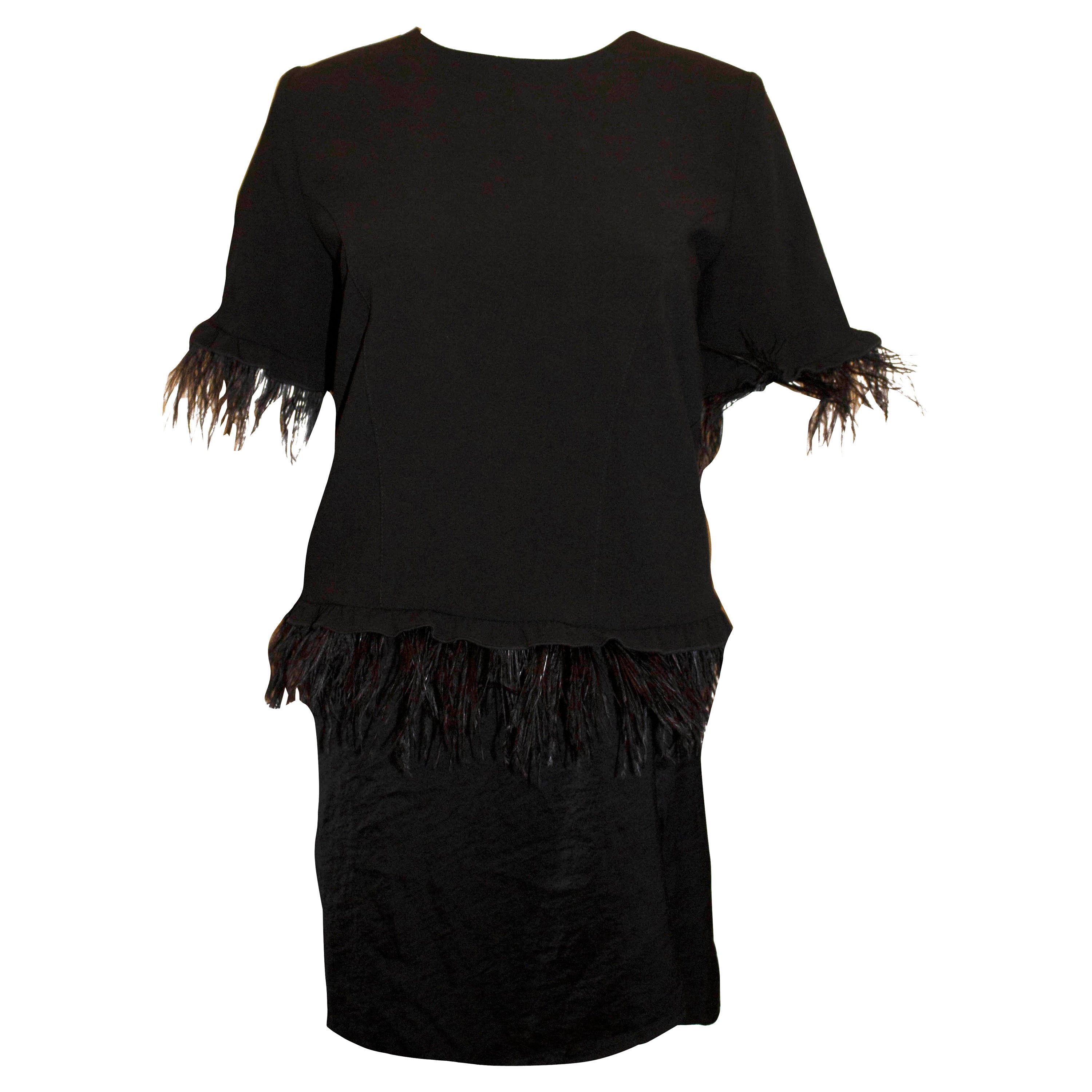 Top de noche negro con adornos de plumas en venta