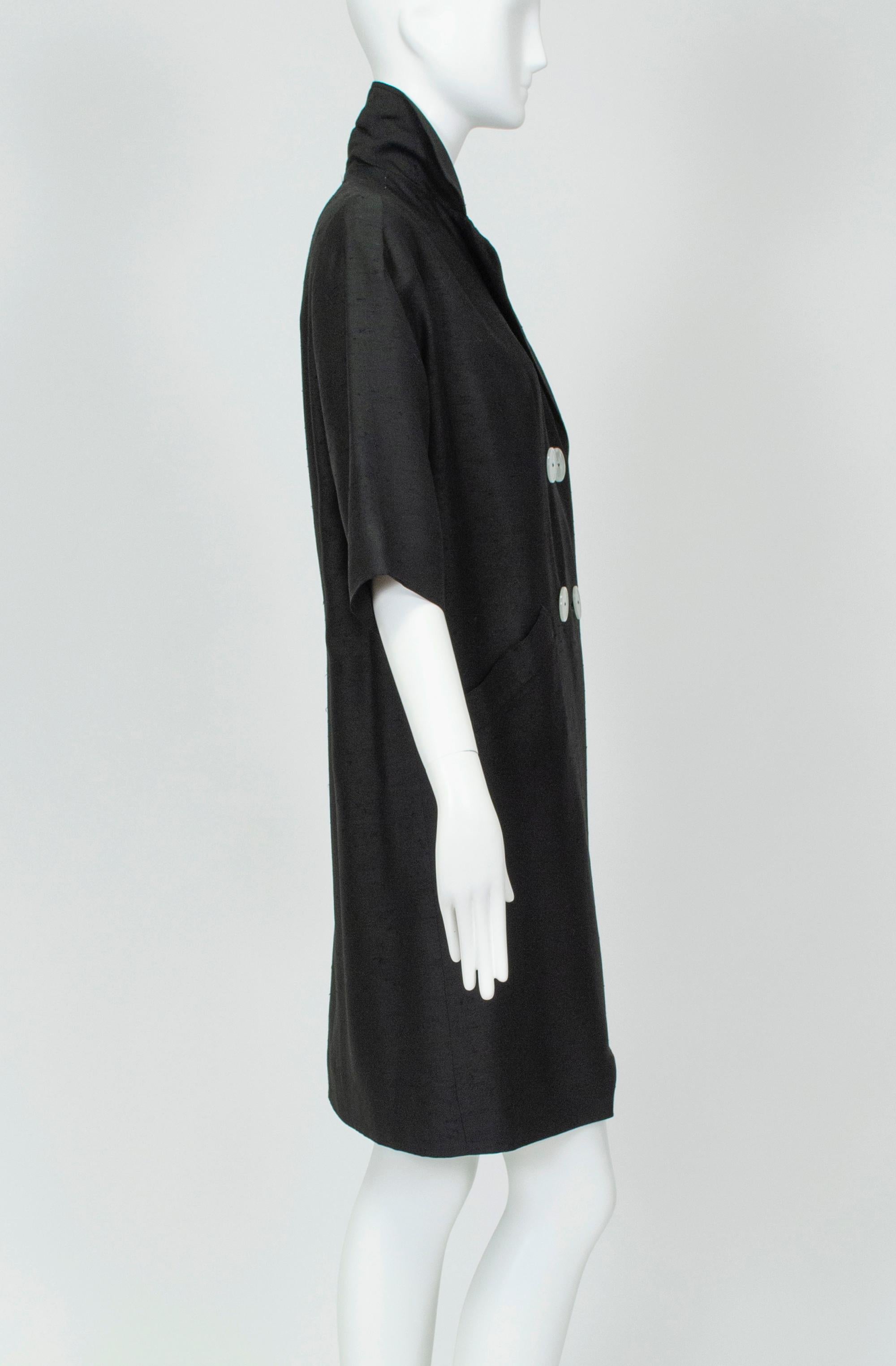 Schwarzer, federleichter Shantung-Mantel mit kurzer A-Linie - M, 1960er im Zustand „Hervorragend“ im Angebot in Tucson, AZ