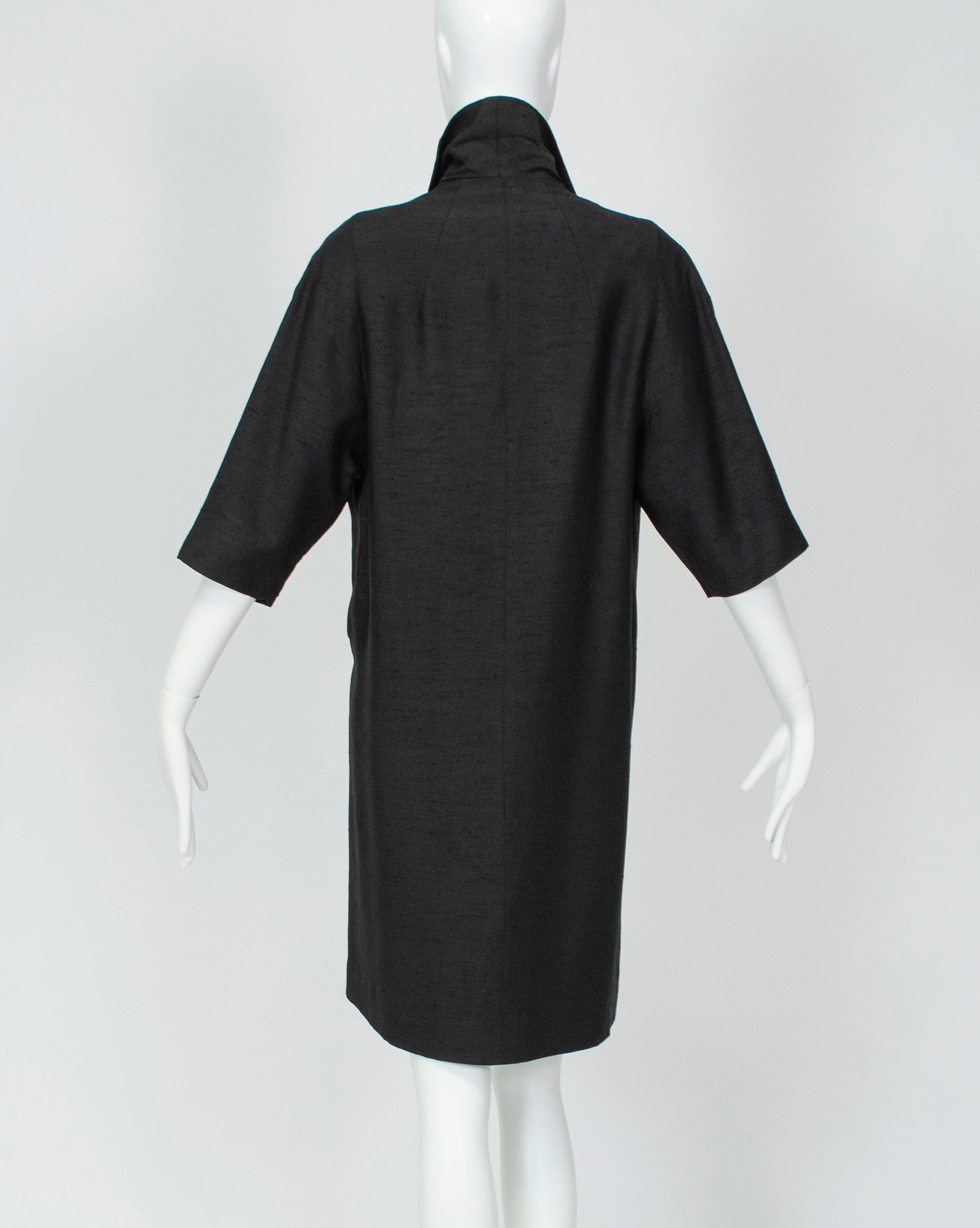 Schwarzer, federleichter Shantung-Mantel mit kurzer A-Linie - M, 1960er Damen im Angebot