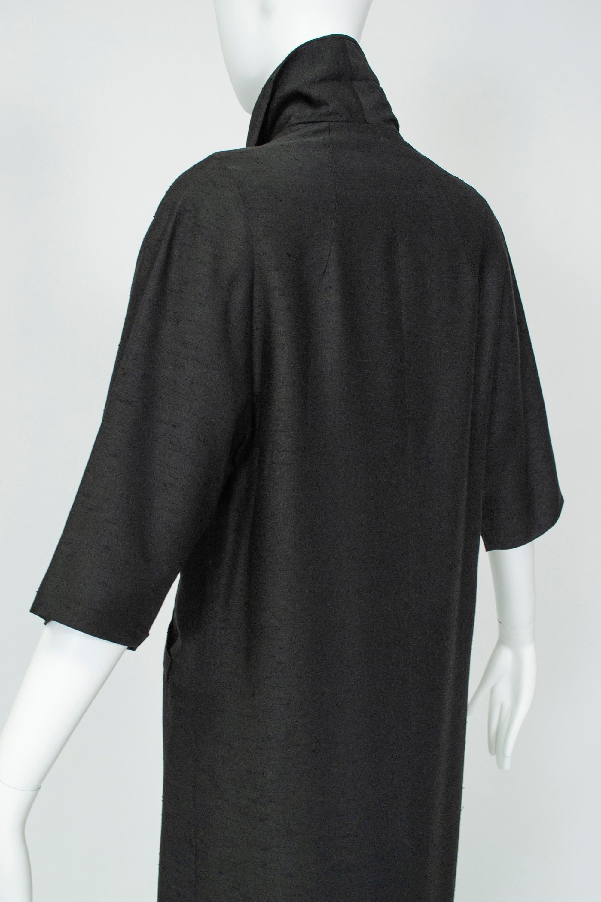 Schwarzer, federleichter Shantung-Mantel mit kurzer A-Linie - M, 1960er im Angebot 1