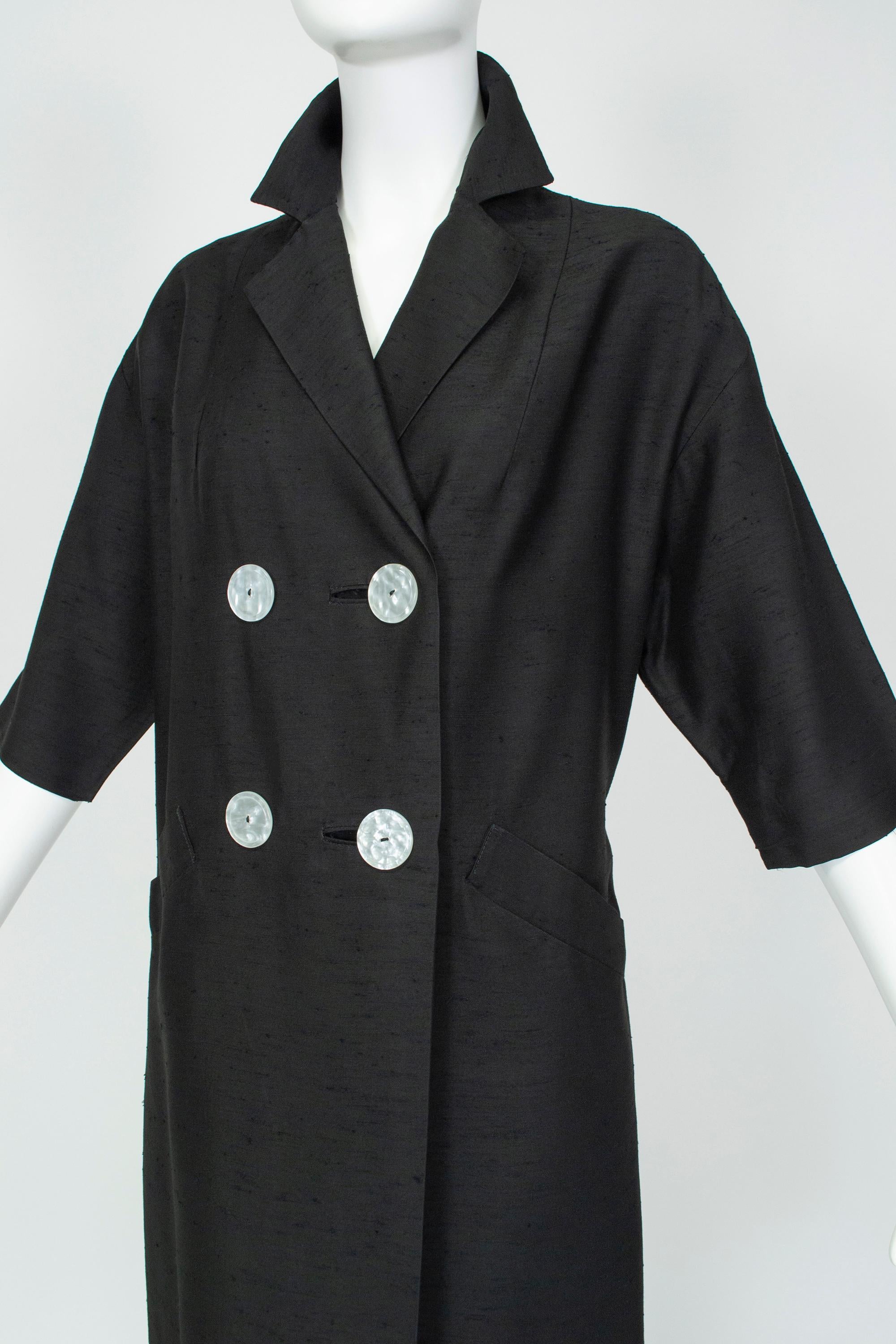 Schwarzer, federleichter Shantung-Mantel mit kurzer A-Linie - M, 1960er im Angebot 2