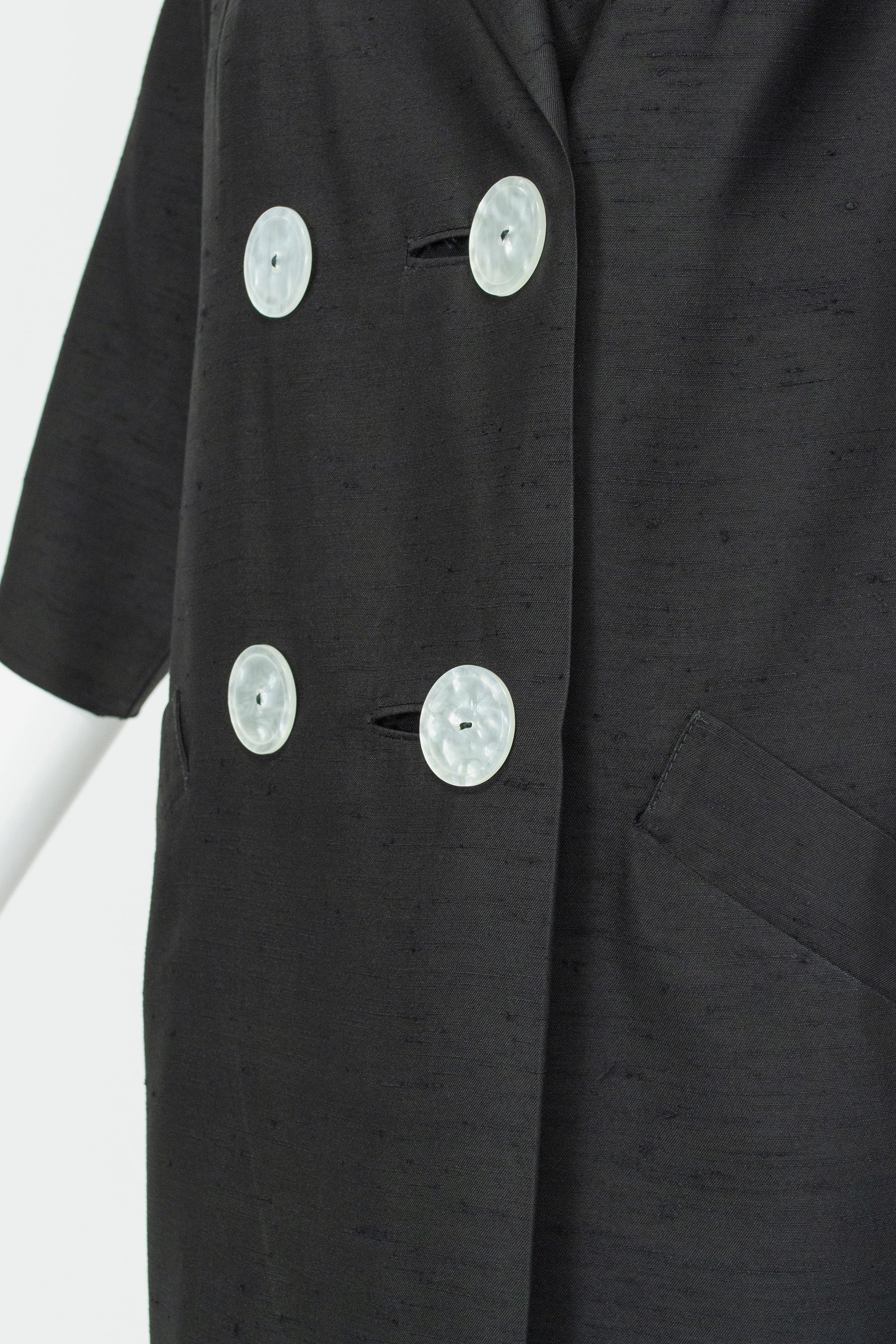 Schwarzer, federleichter Shantung-Mantel mit kurzer A-Linie - M, 1960er im Angebot 4
