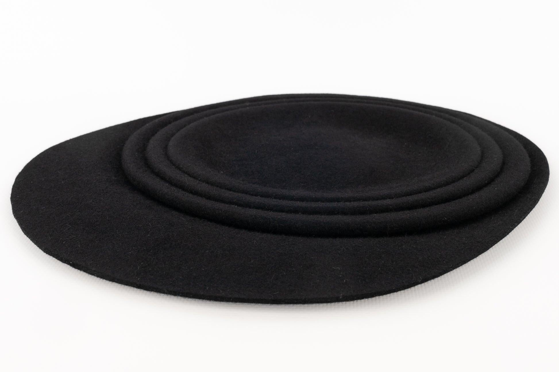 (Made in Holland) Black felt accordion hat.

Additional information:
Condition: Very good condition
Dimensions: Circumference: about 56 cm

Seller Reference: CHP21