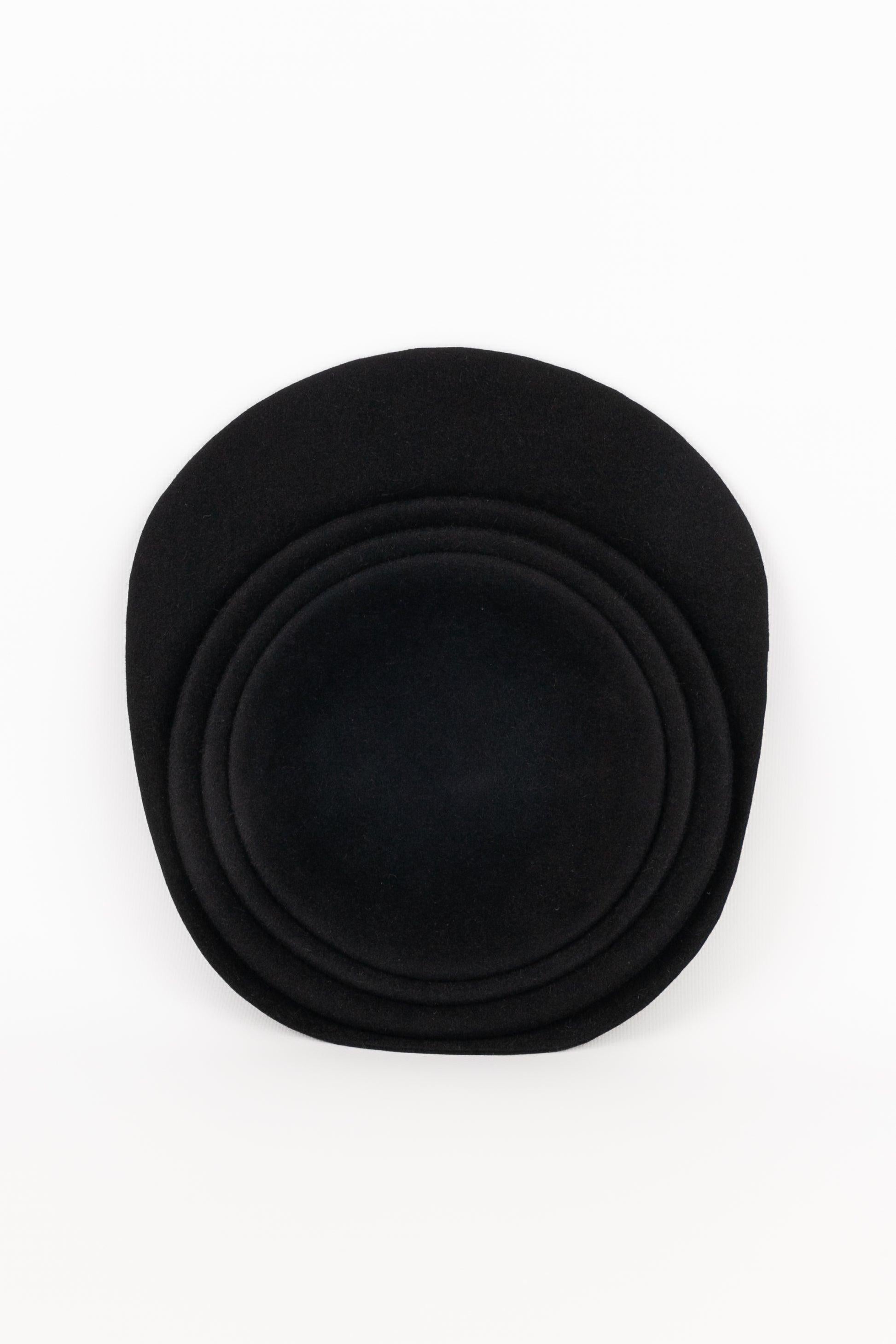 Black Felt Accordion Hat In Excellent Condition In SAINT-OUEN-SUR-SEINE, FR