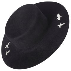 Cappello con tesa in feltro nero e ombra di uccello volante Design minimalista contemporaneo